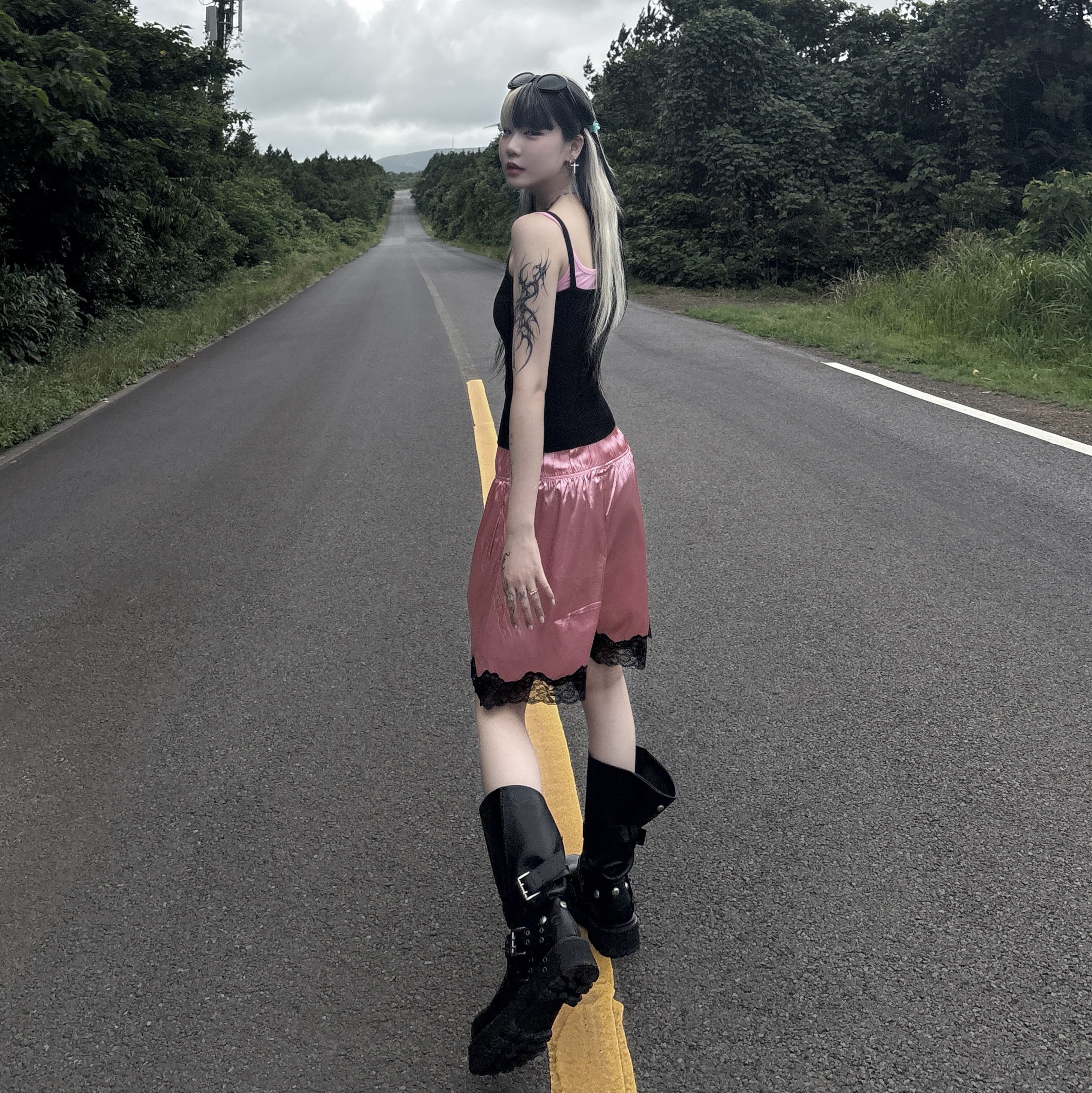 Sculptor Sweet Kitty Tank Top Acid Pink 착용 스타일 - 1
