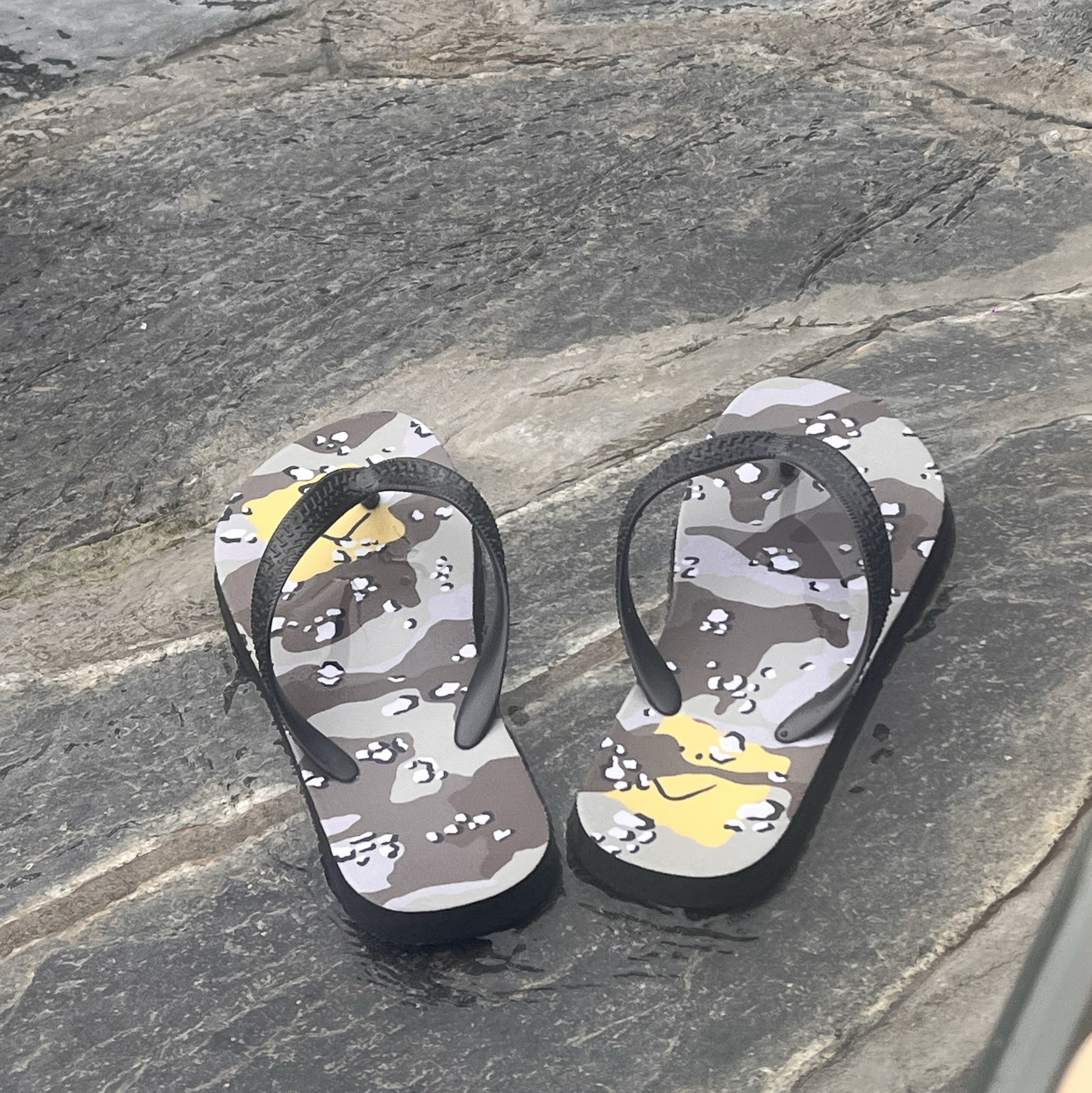Kapital Chocolate Chip Camo Flip Flops Beige 착용 스타일