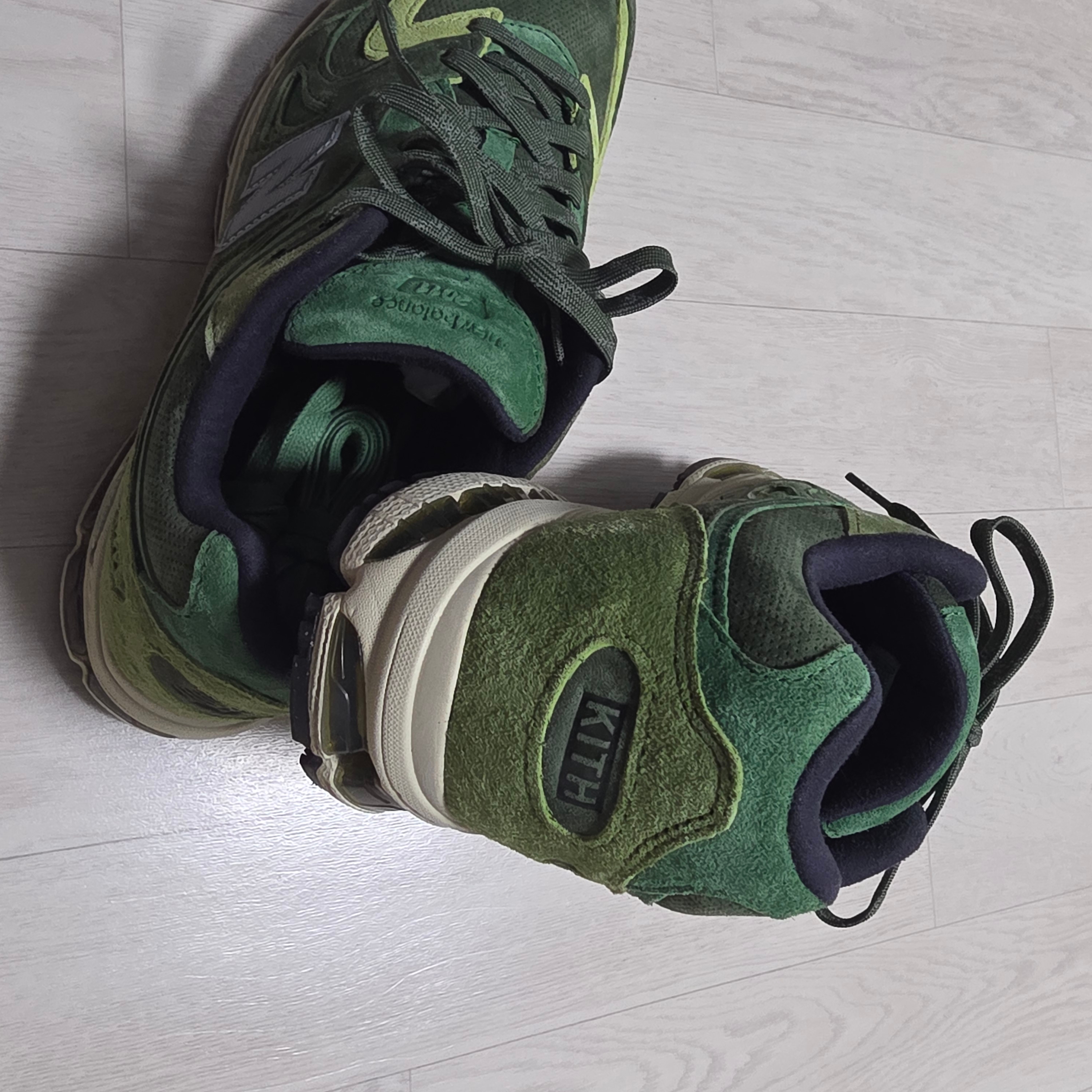 New Balance x Kith Ronnie Fieg 2011 Juniper Bronze Green 착용 스타일 - 3