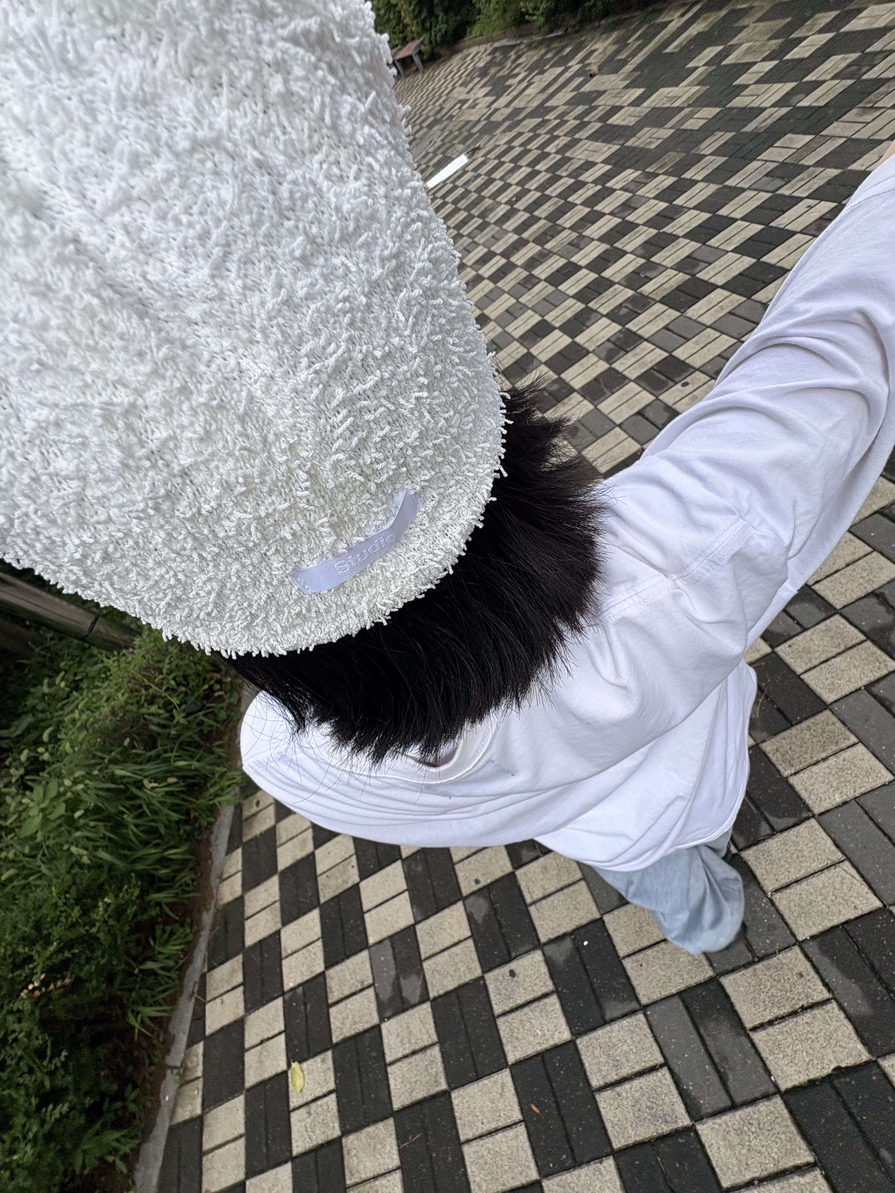 Suade Huh Tee White 착용 스타일 - 2