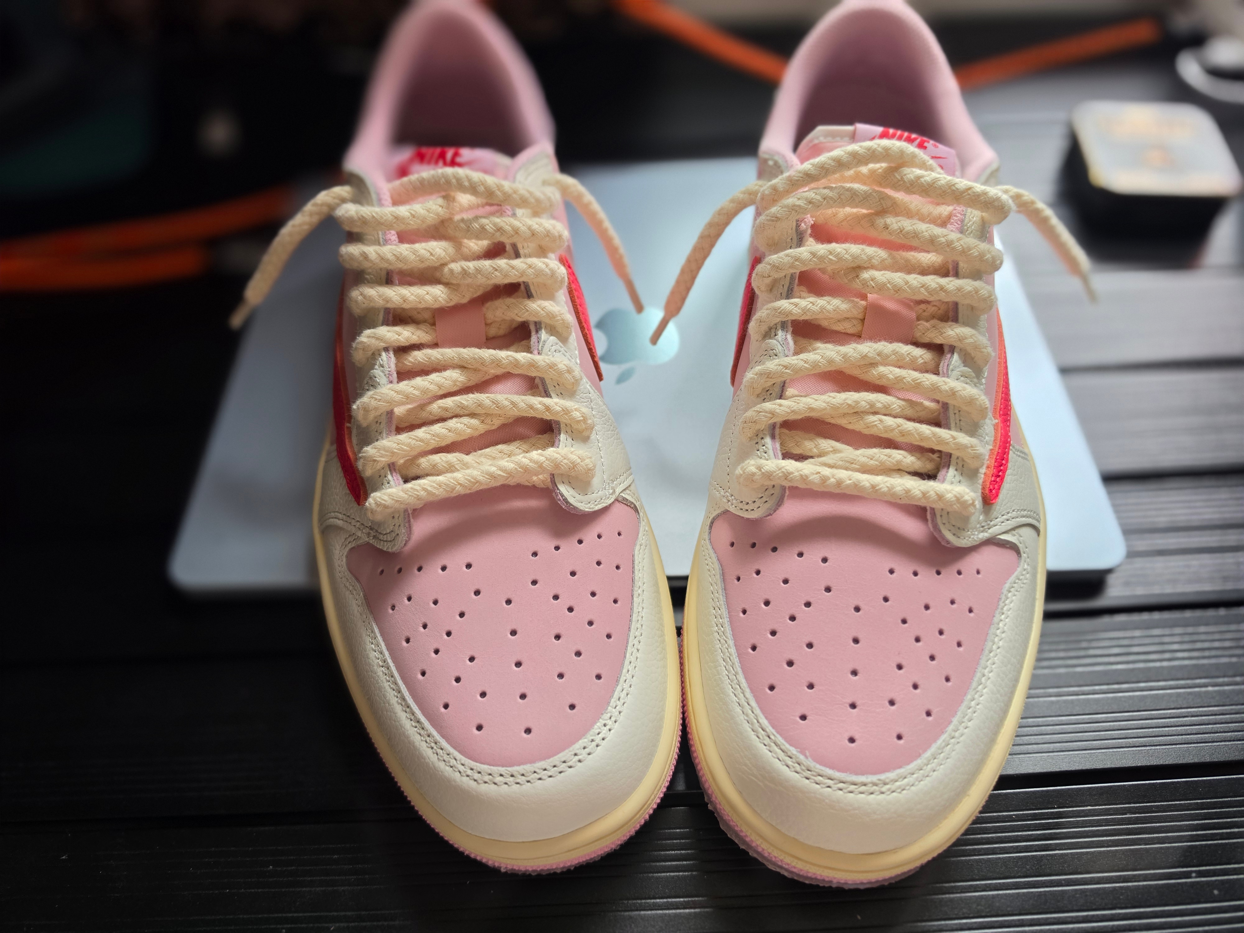Jordan 1 x Travis Scott Retro Low OG SP Sail Tropical Pink 착용 스타일 - 3