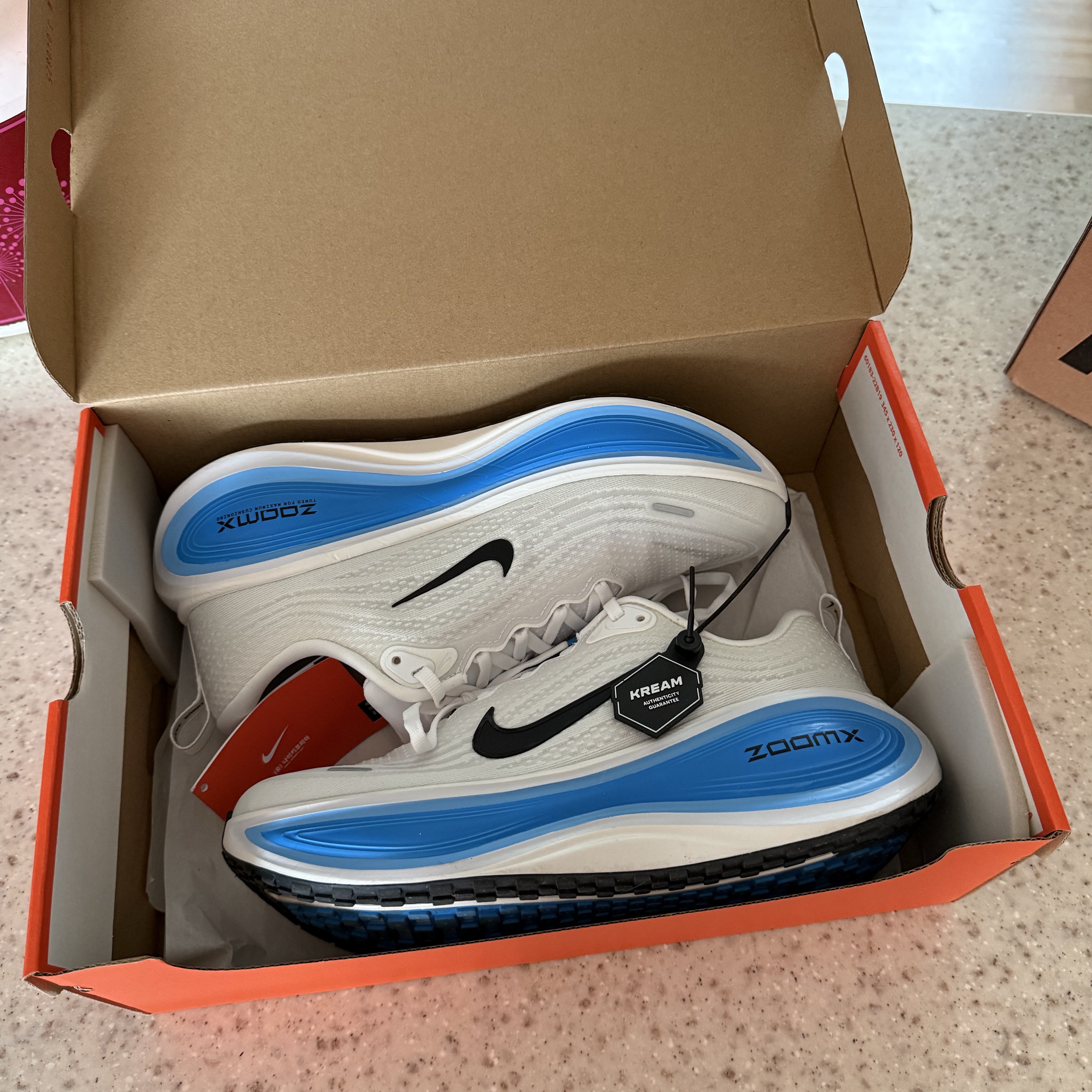 Nike Vomero Plus White Blue Hero 착용 스타일