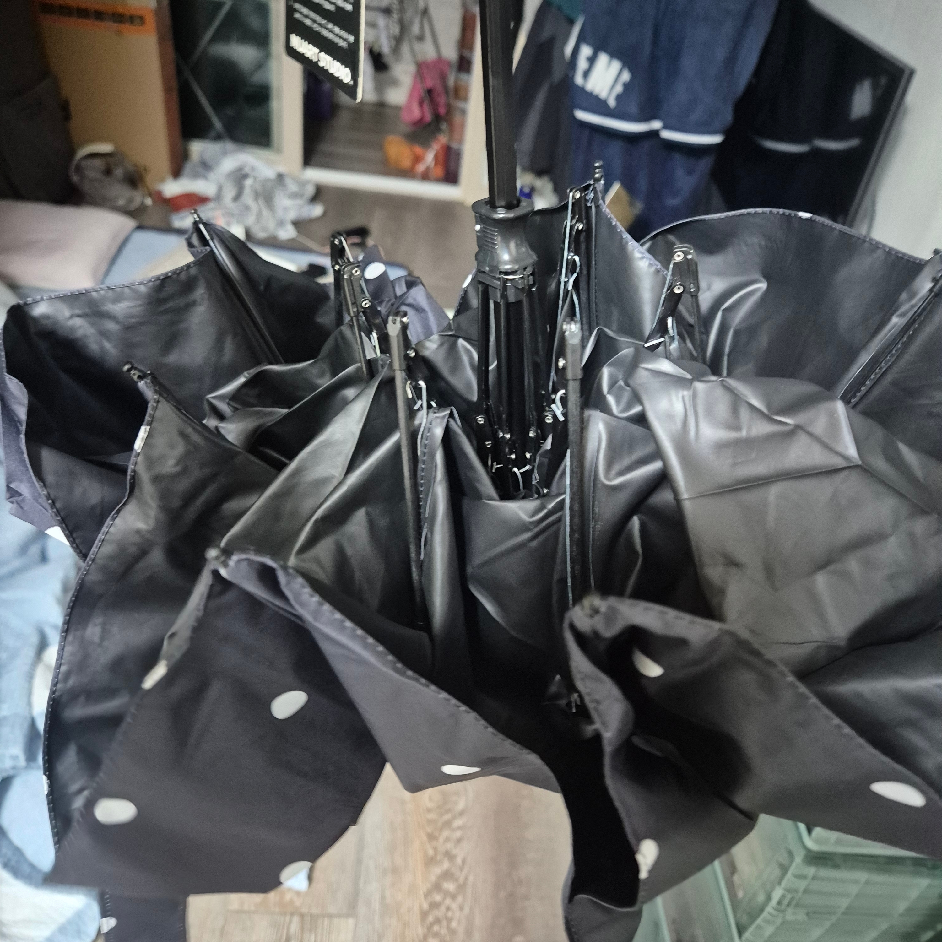 NUART STUDIO OYW UV Protection 3-Fold Auto Reverse Umbrella Black 착용 스타일