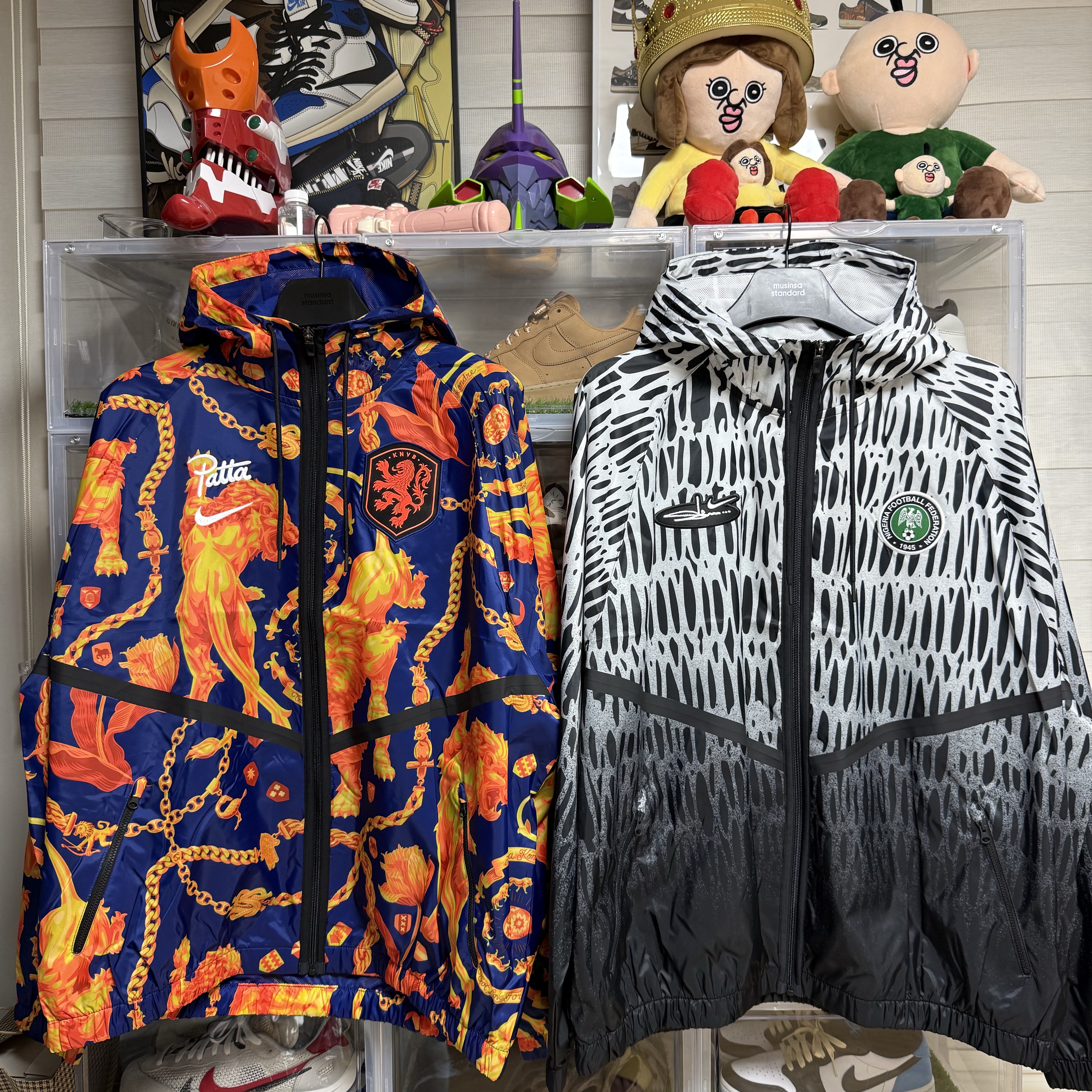 Nike x Patta Netherlands Anthem Jacket Deep Royal Blue White (IH1617-455), Nike x Slawn Nigeria Soccer Anthem Jacket Black (IH1626-010) 착용 스타일 - 5