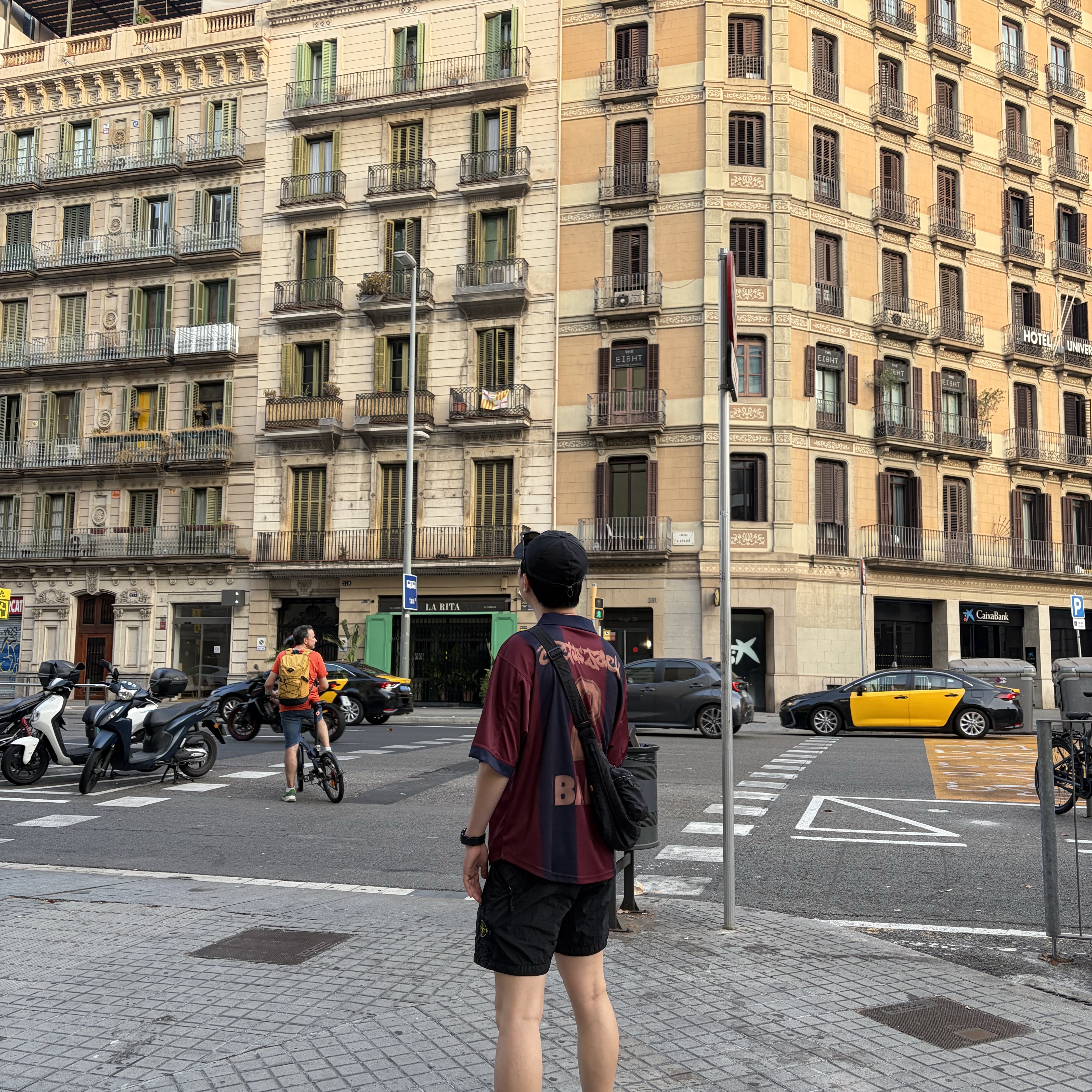 Nike FC Barcelona x Travis Scott Retro 2000/01 Home Skeleton Jersey Multicolor (Non Marking Ver.), Stone Island L100008 Nylon Metal In Econyl Elasticated Waist Comfort-Fit Shorts Black - 26SS 착용 스타일 - 1