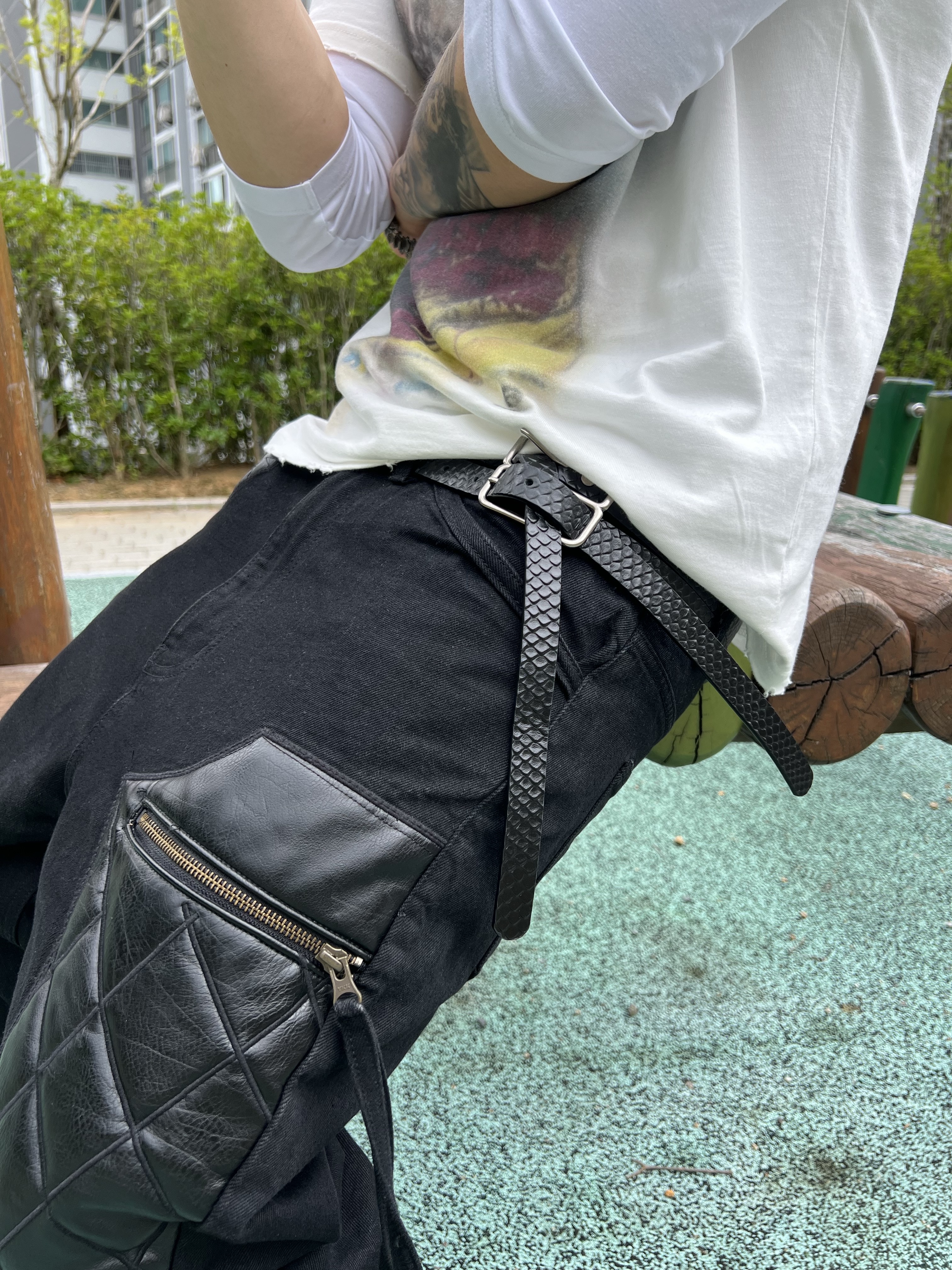 Sundayoffclub Texas Chainsaw Massacre Vintage Thrashed Short Sleeve Off White, emostanceclub Leather Patch Flared Jeans V3 Black 착용 스타일 - 4