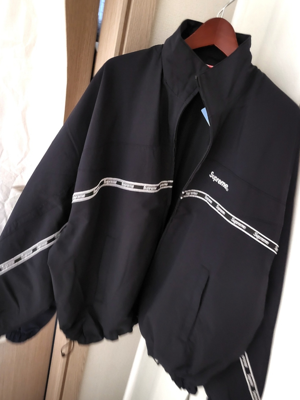 Supreme Logo Taping Track Jacket Black - 26SS 착용 스타일 - 5