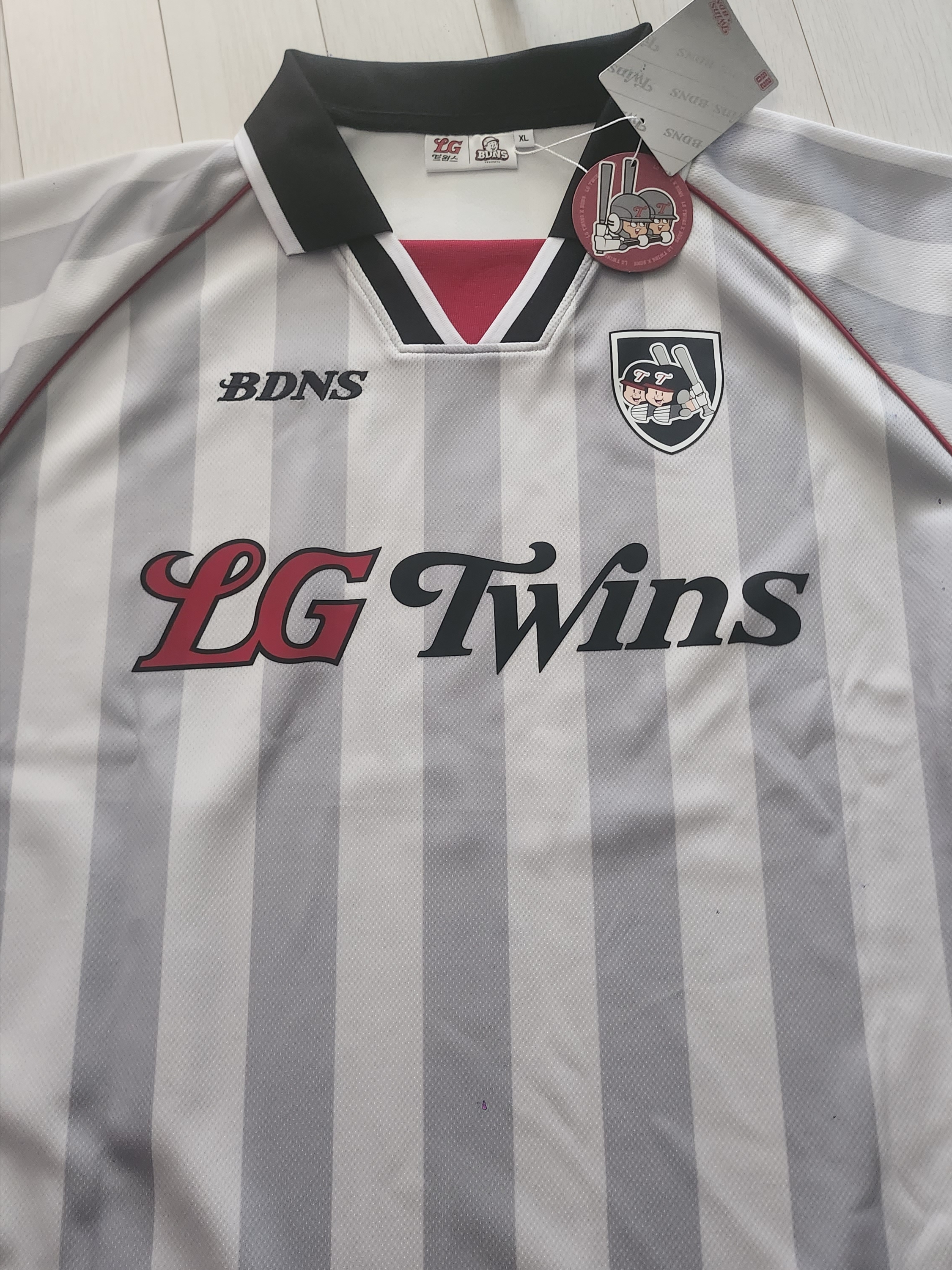 BDNS x LG TWINS Stripe S/S Jersey Silver (Non Marking Ver.) 착용 스타일 - 1