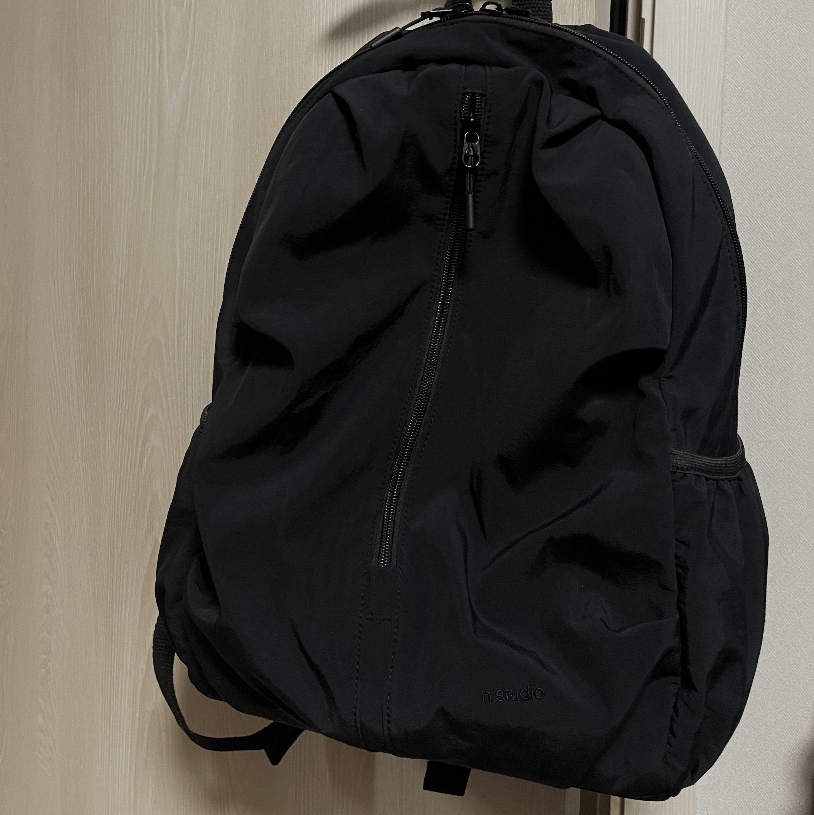 NUARTSTUDIO Shelly Nylon Backpack Black 착용 스타일 - 1