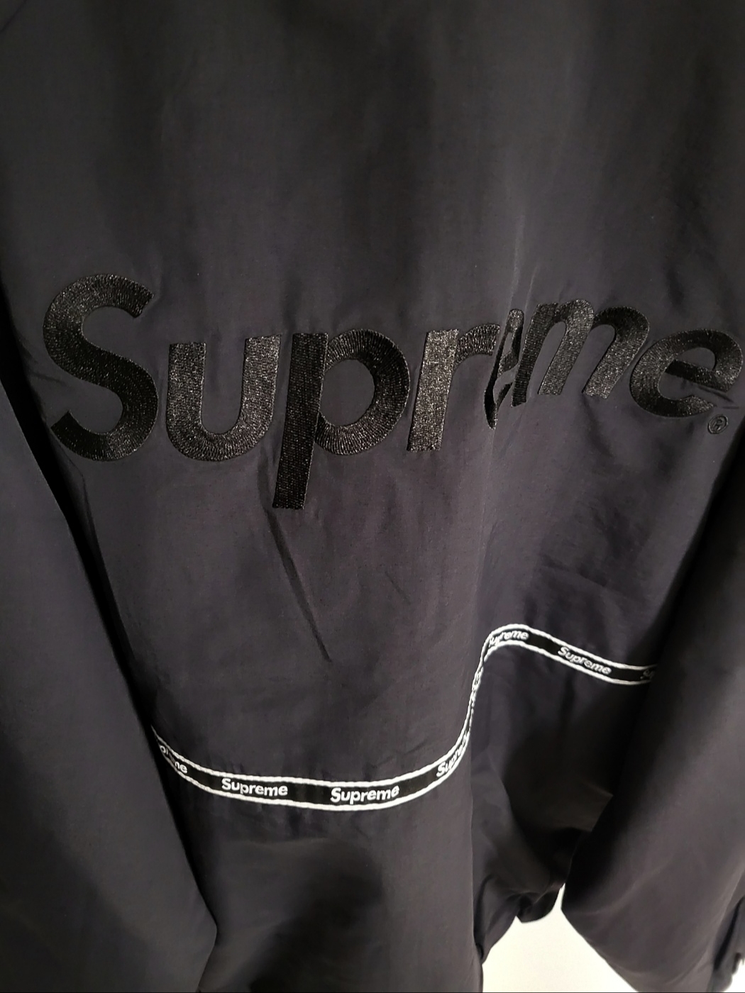 Supreme Logo Taping Track Jacket Black - 26SS 착용 스타일 - 4