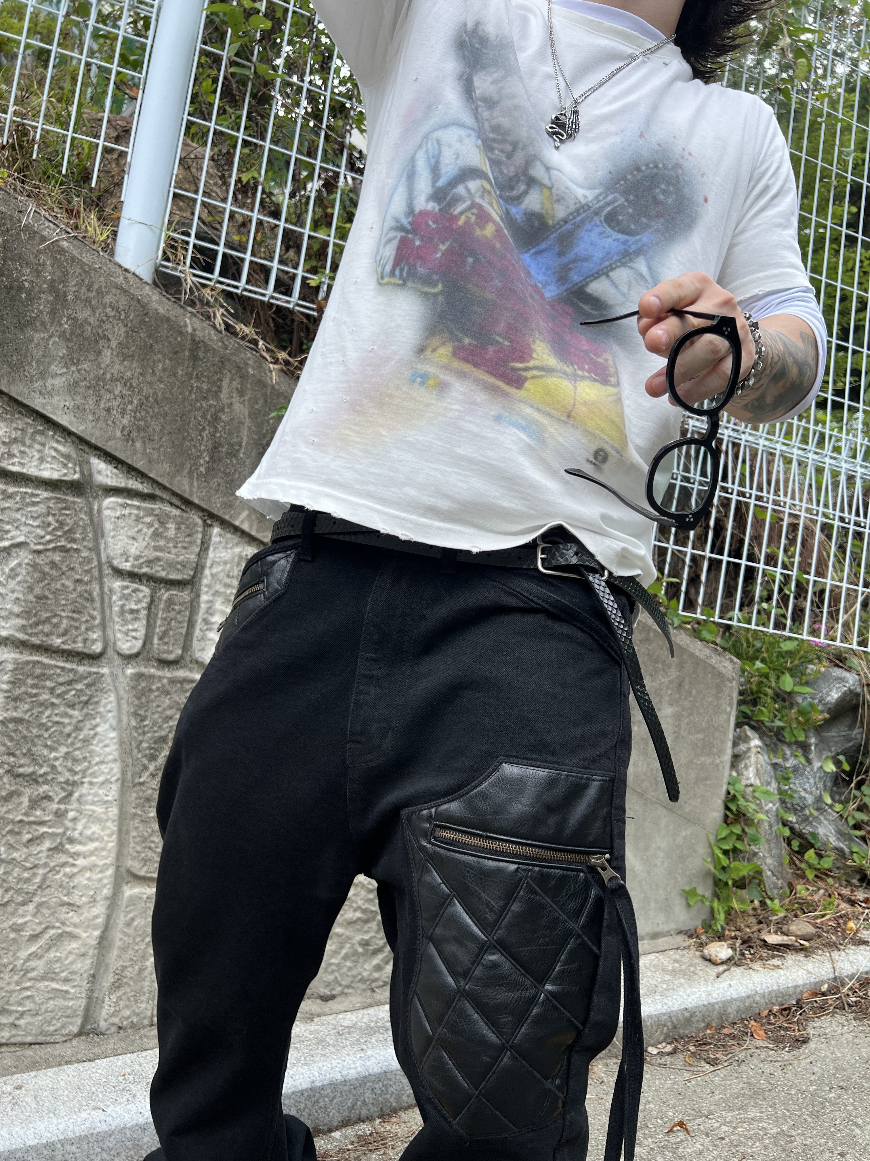 Sundayoffclub Texas Chainsaw Massacre Vintage Thrashed Short Sleeve Off White, emostanceclub Leather Patch Flared Jeans V3 Black 착용 스타일 - 2