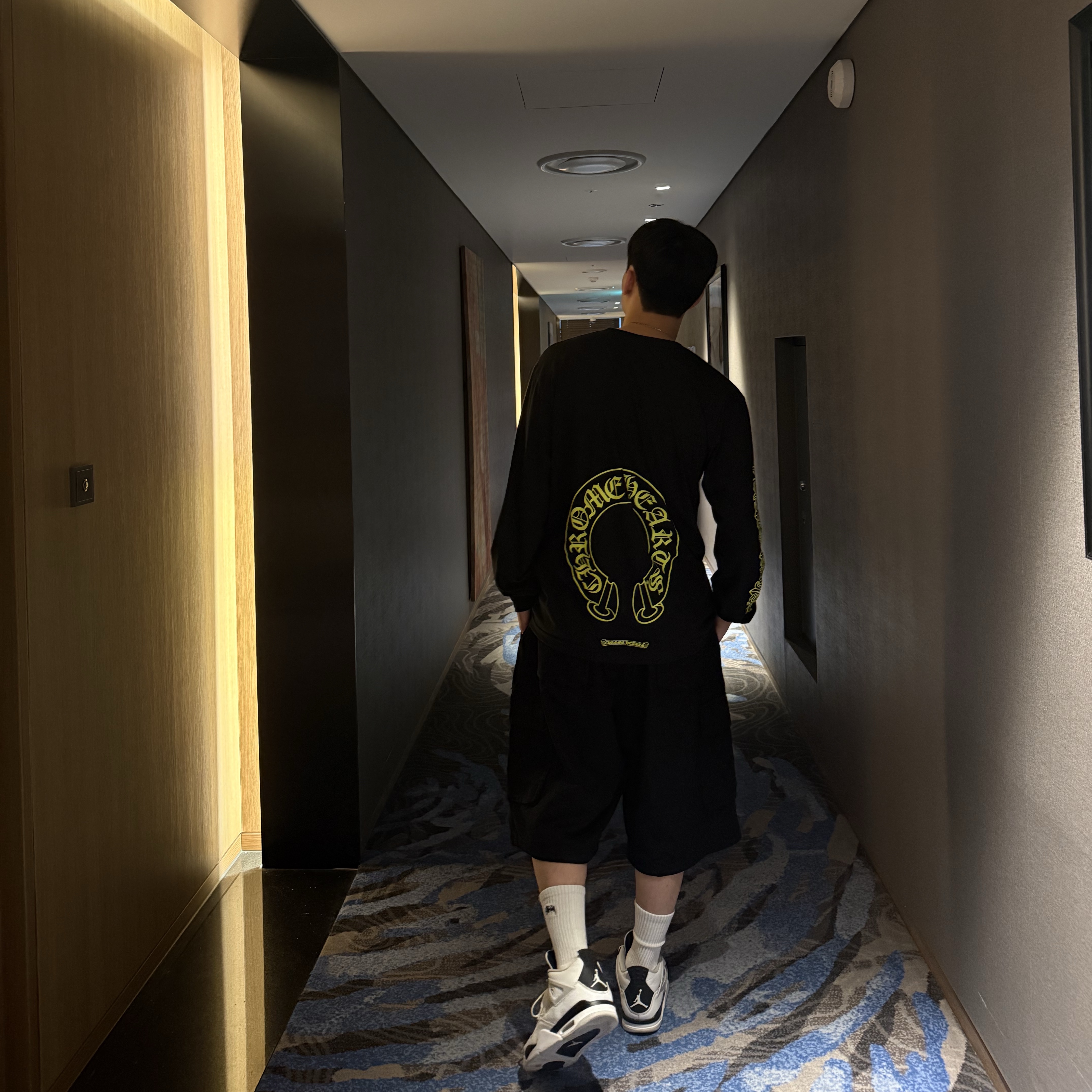 Chrome Hearts Horseshoe Logo Pocket LS T-Shirt Black Neon, Polyteru Bermuda Cargo Pants Black 착용 스타일