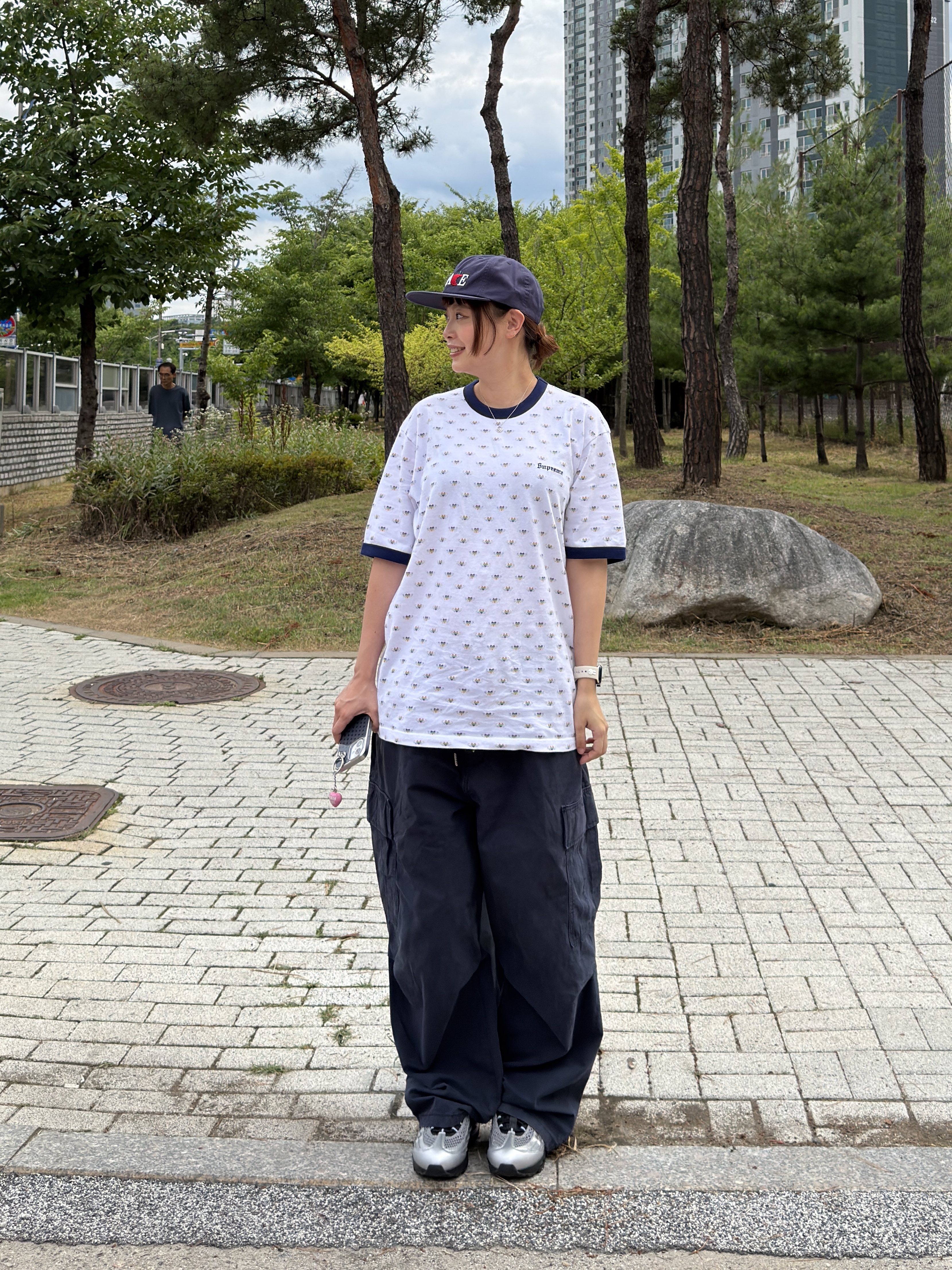 Supreme Hearts Intarsia Ringer T-Shirt White - 26SS, Palace Big Apple Pal Hat Navy - 26SS 착용 스타일 - 4