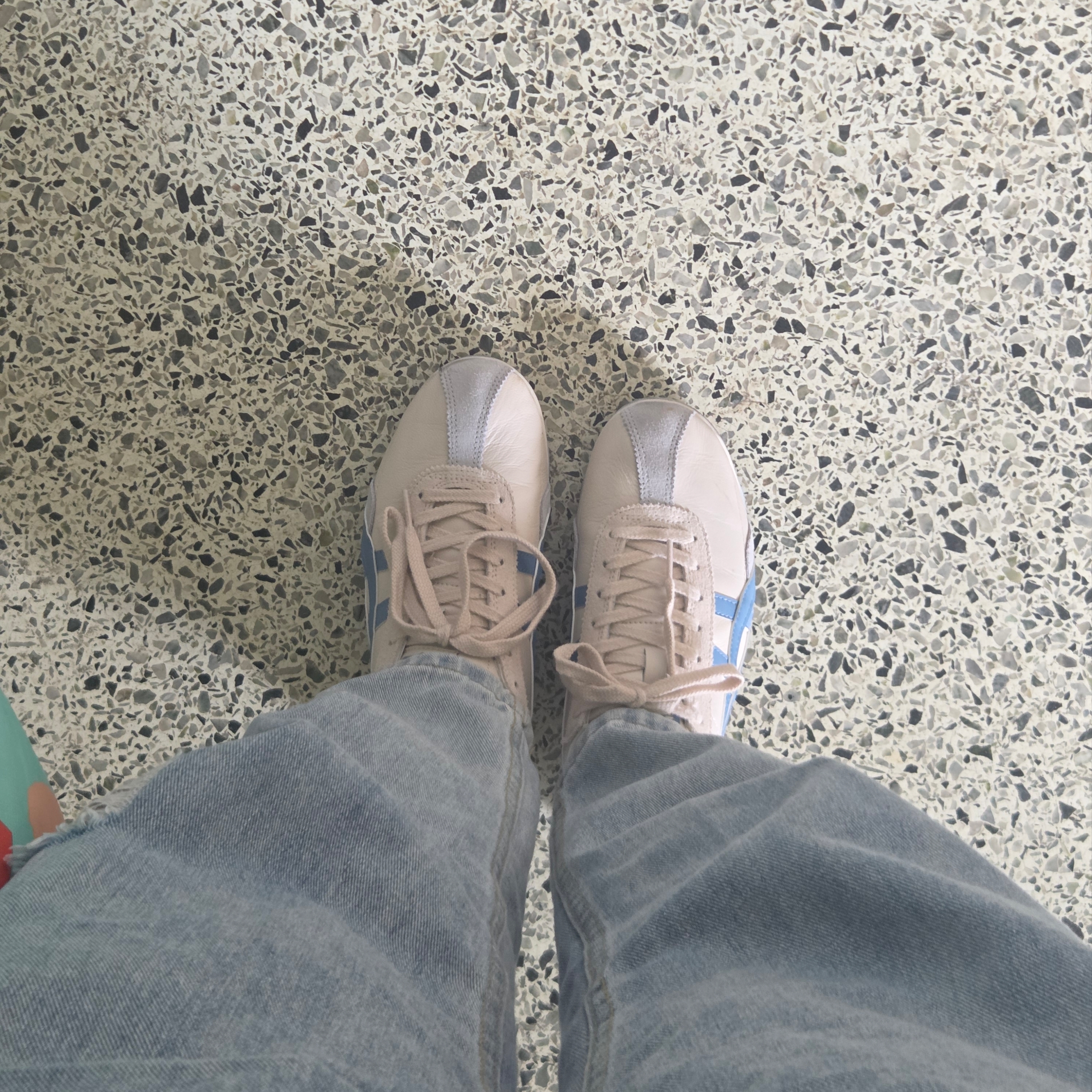 Onitsuka Tiger Runspark Cream Light Blue 착용 스타일 - 2