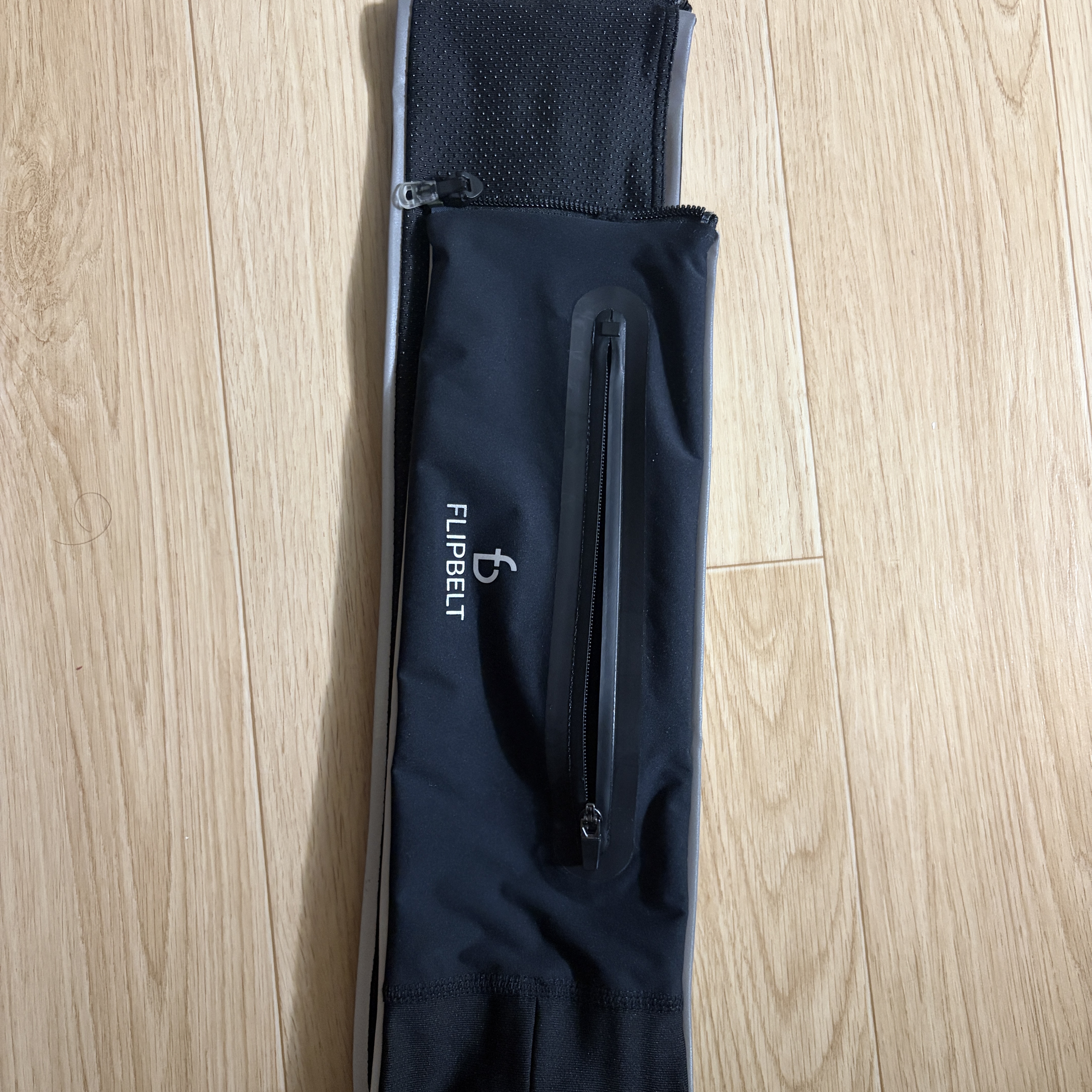 FlipBelt Elite Running Belt Black 착용 스타일 - 2