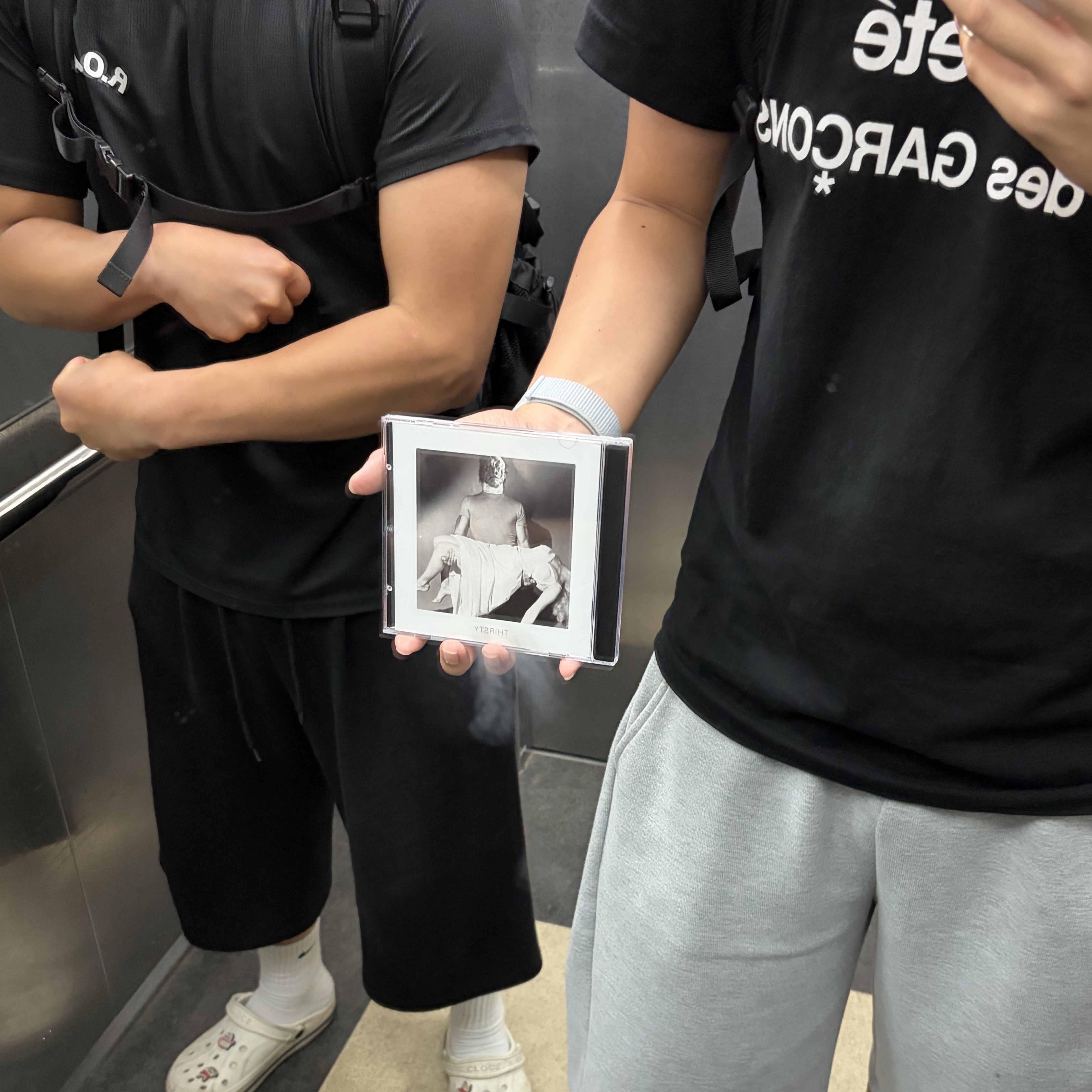 CDG 1986 Comme des Garcons T-Shirt Black, The Black Skirts 3rd Album Part 2 Thirsty Marble Smoke Translucent 착용 스타일