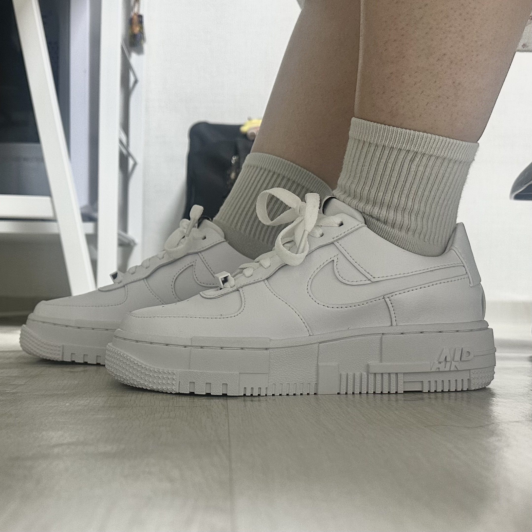 (W) Nike Air Force 1 Pixel White 착용 스타일 - 1