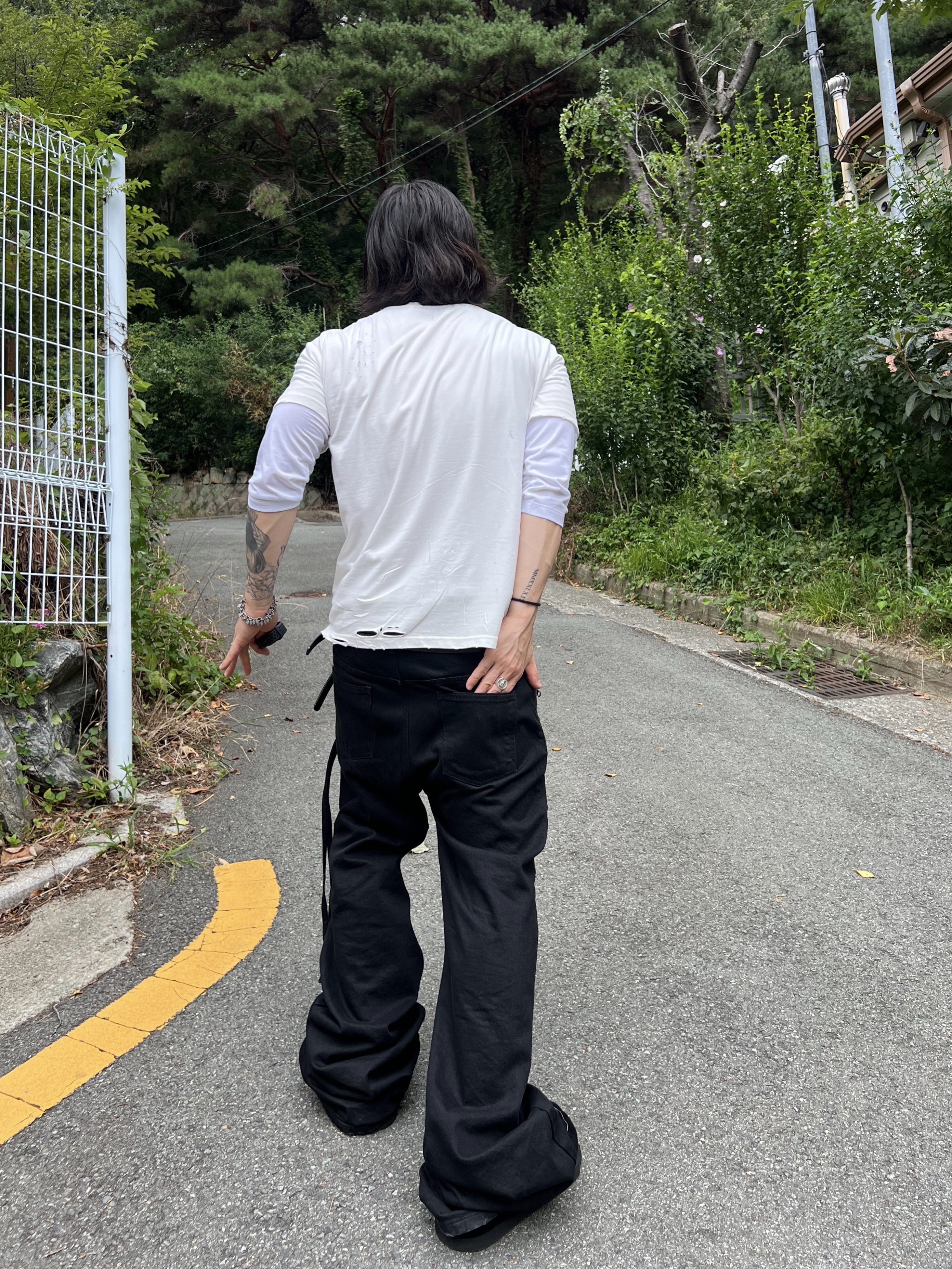 Sundayoffclub Texas Chainsaw Massacre Vintage Thrashed Short Sleeve Off White, emostanceclub Leather Patch Flared Jeans V3 Black 착용 스타일 - 8