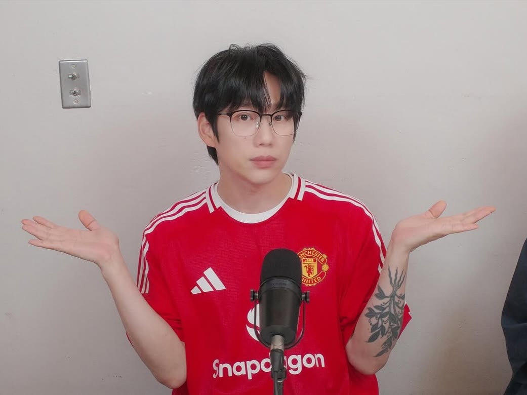 Adidas Manchester United 2024/25 Home Jersey Manchester United FC Red - KR Sizing (Non Marking Ver.) 착용 스타일