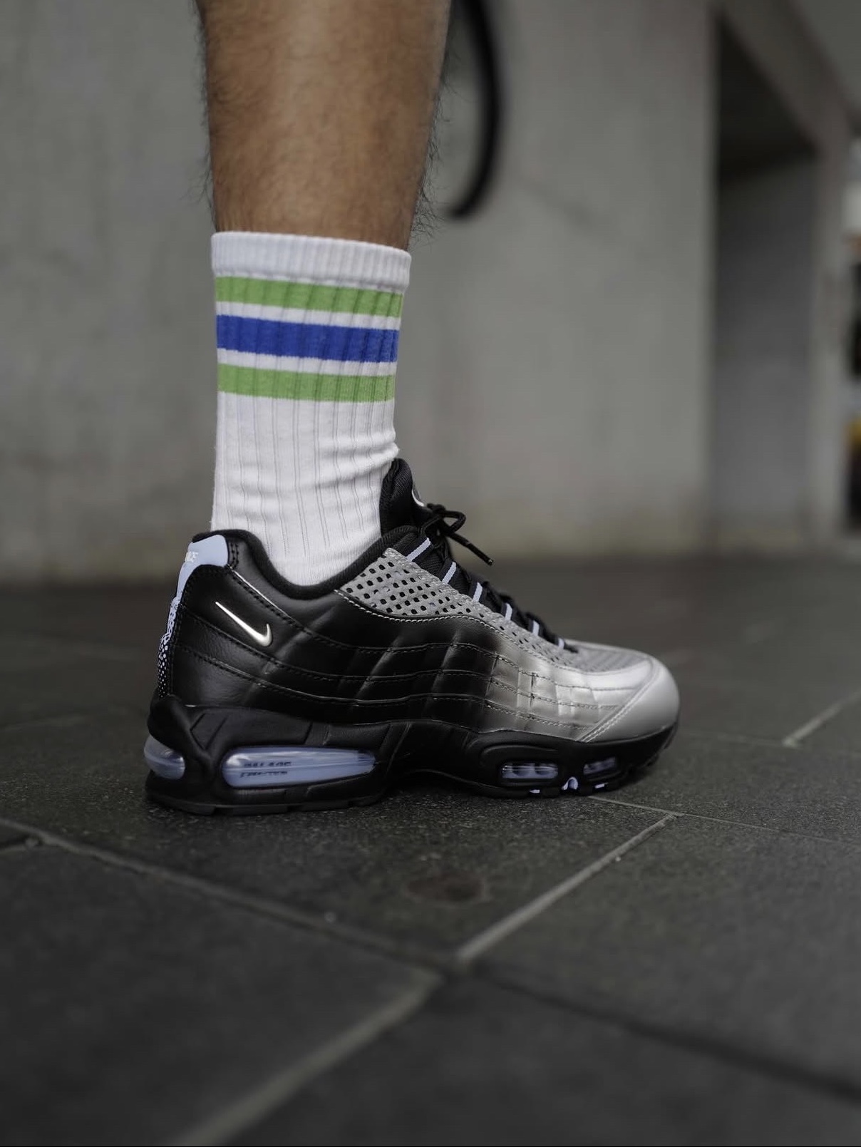 Nike x Palace Air Max 95 Metallic Silver Aluminum 착용 스타일 - 4