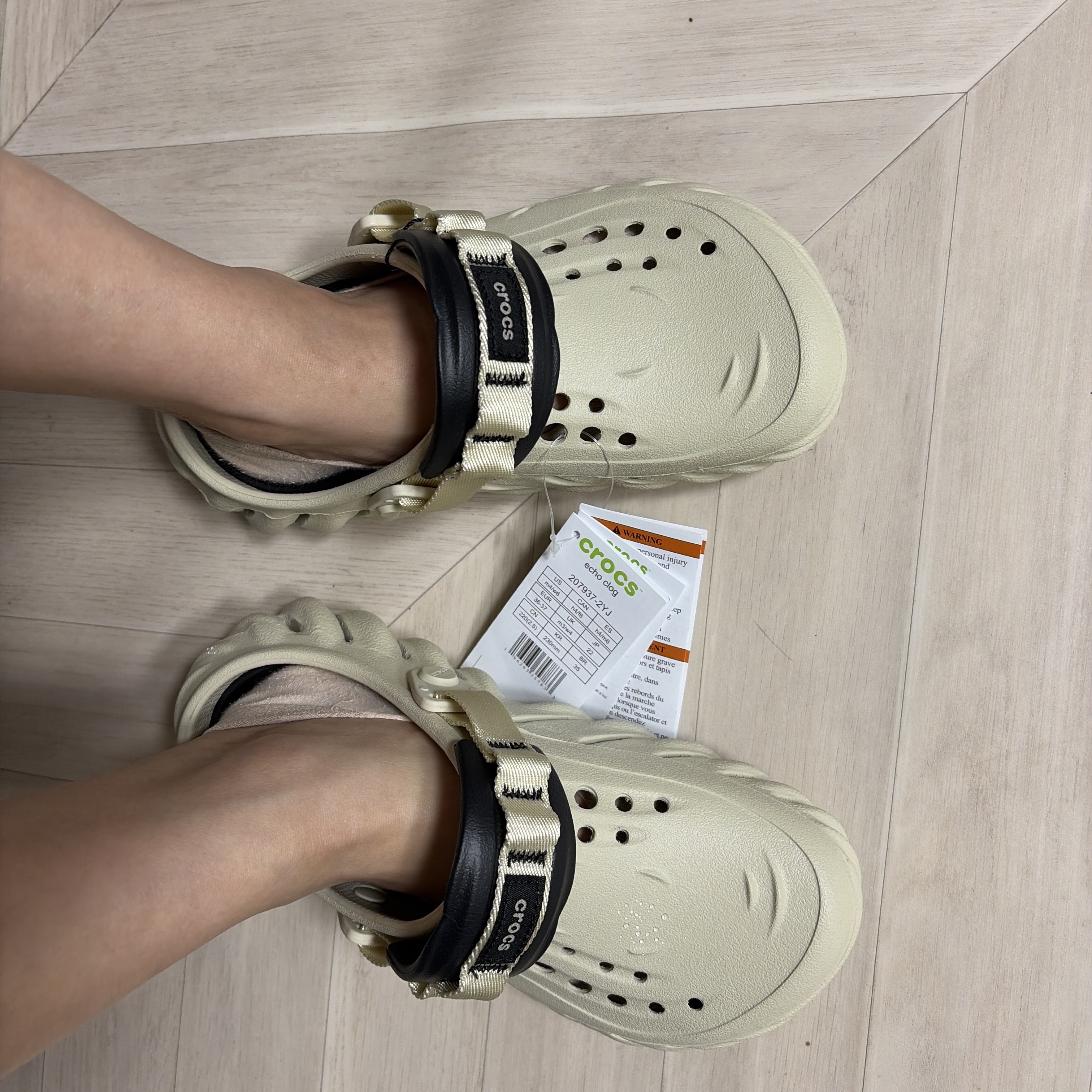 Crocs Echo Clog Bone Black 착용 스타일