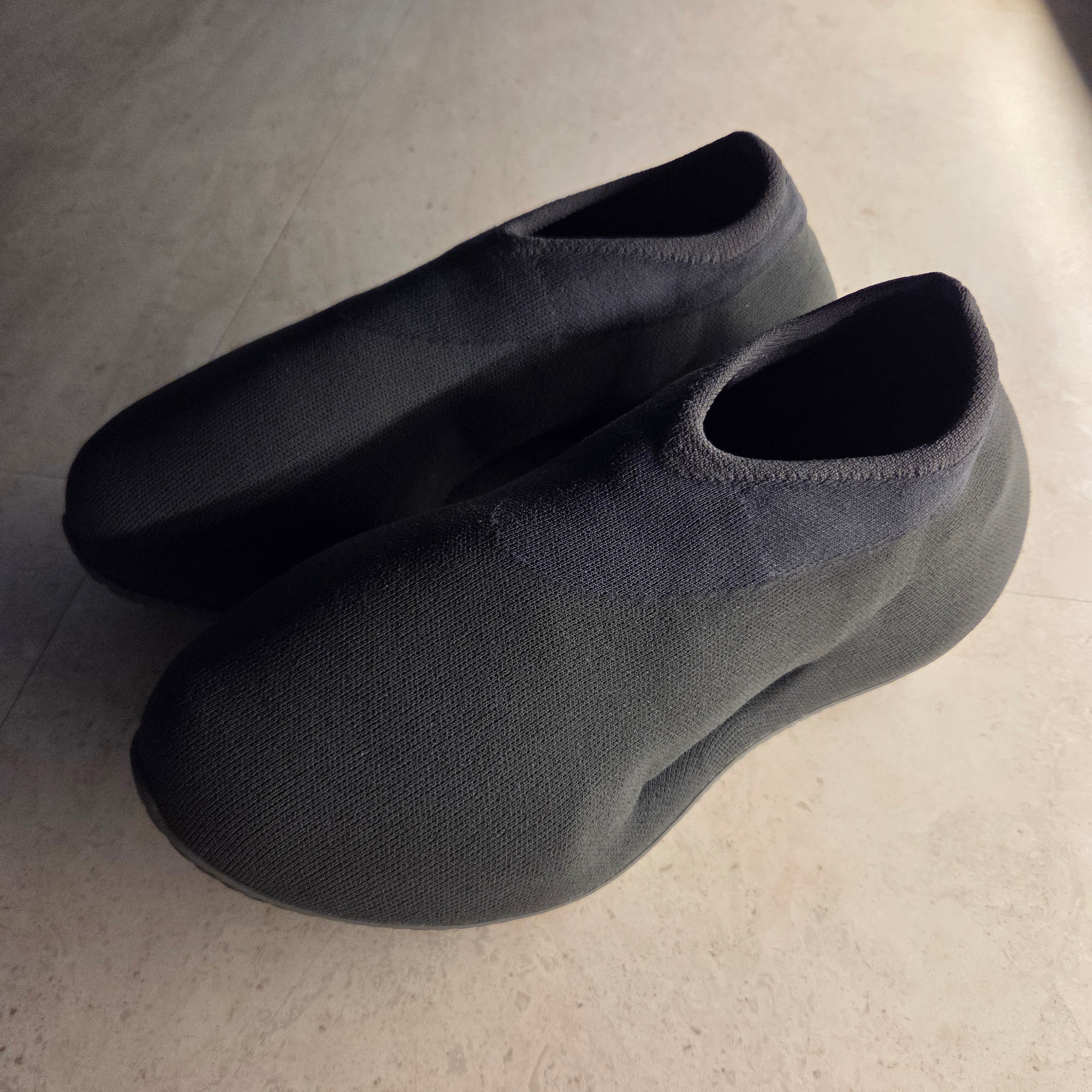 Adidas Yeezy Knit RNR Stone Onyx 착용 스타일