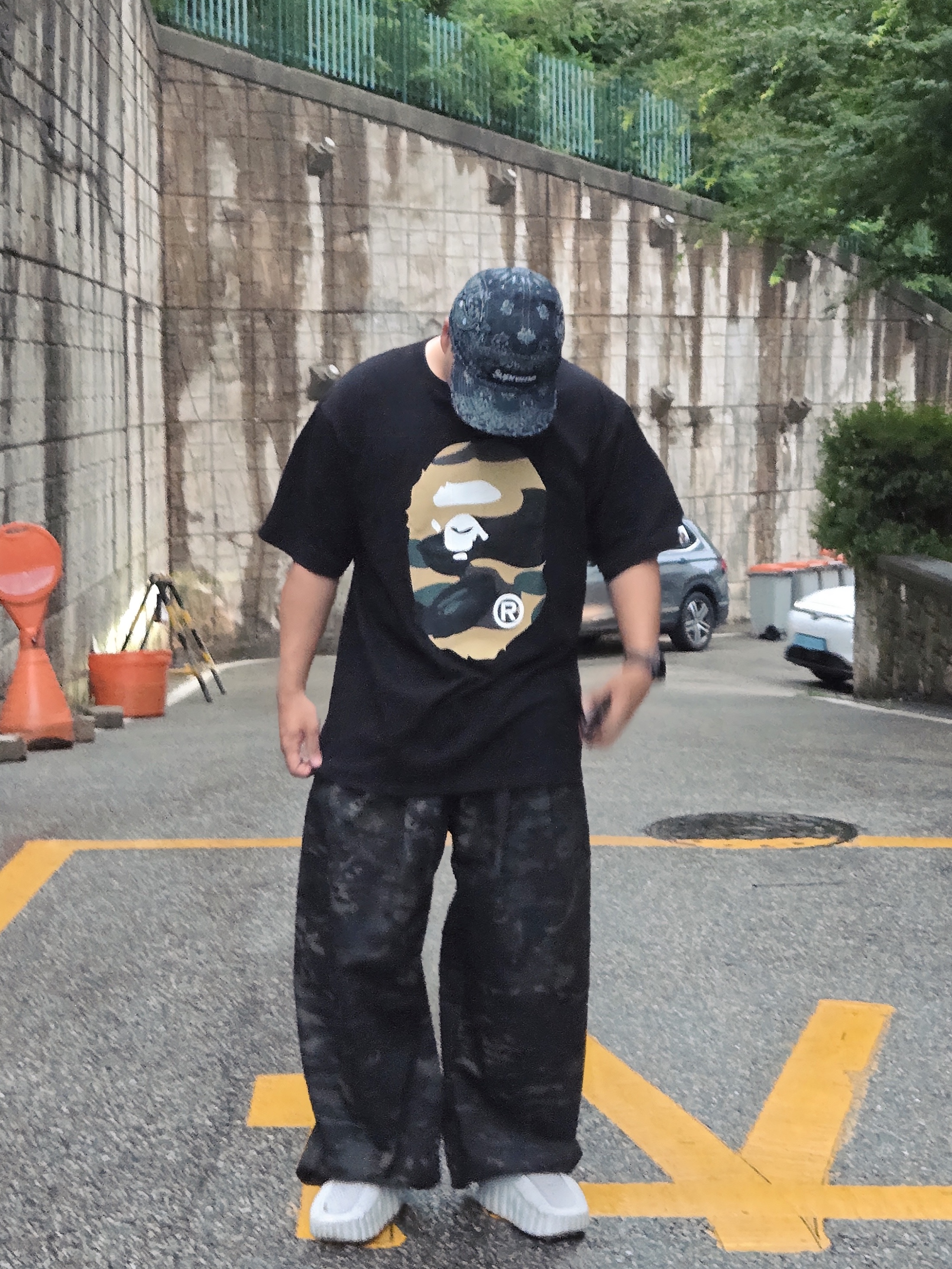 BAPE Giant 1st Camo Big Ape Head T-Shirt Black Yellow, Supreme Bandana Jacquard Denim Camp Cap Indigo - 25SS 착용 스타일