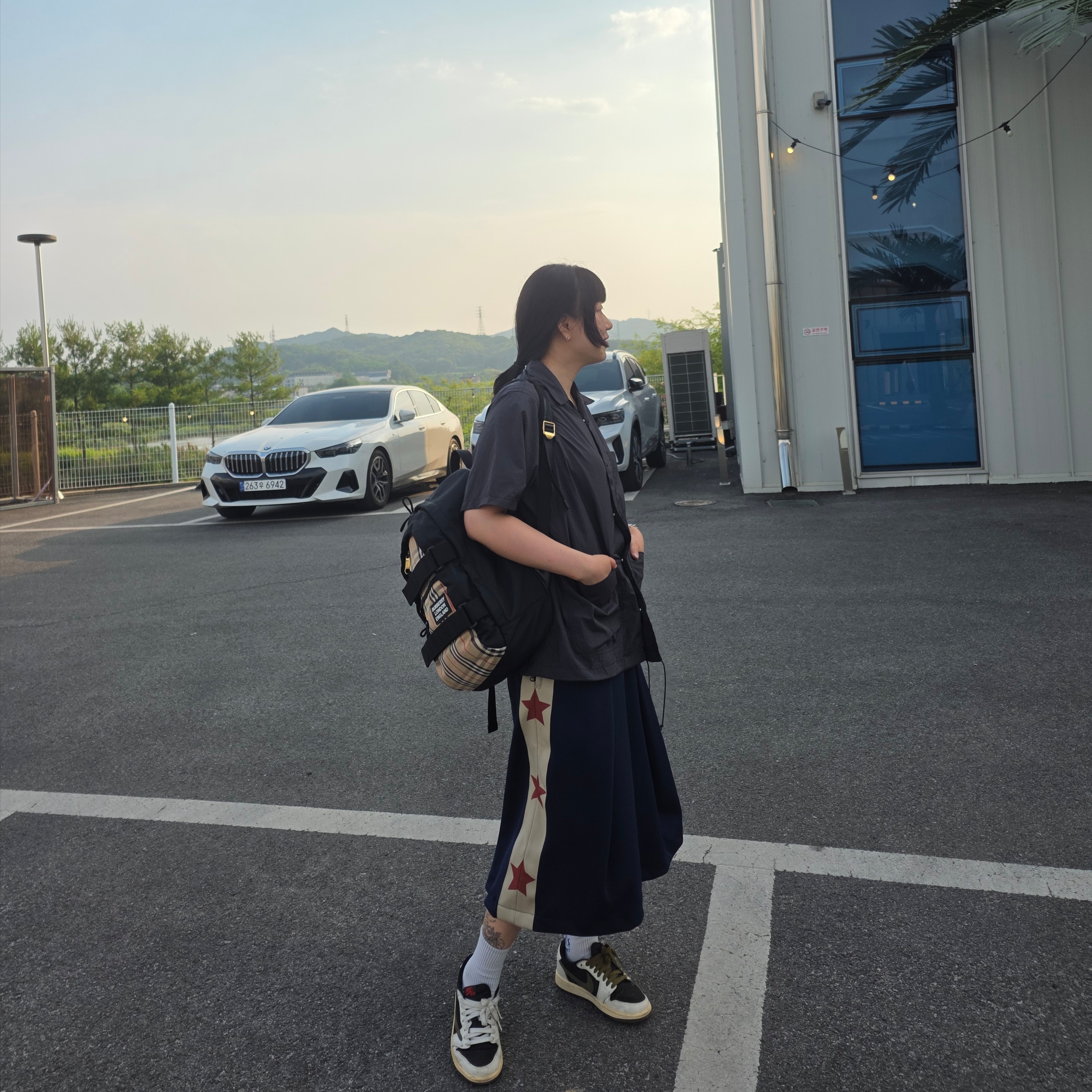 Kapital Smooth Jersey Kome Kome Track Jorts Betsy Ross Navy Red, The North Face Purple Label Nylon Taffeta Field Short Sleeve Shirt Light Gray 착용 스타일 - 2