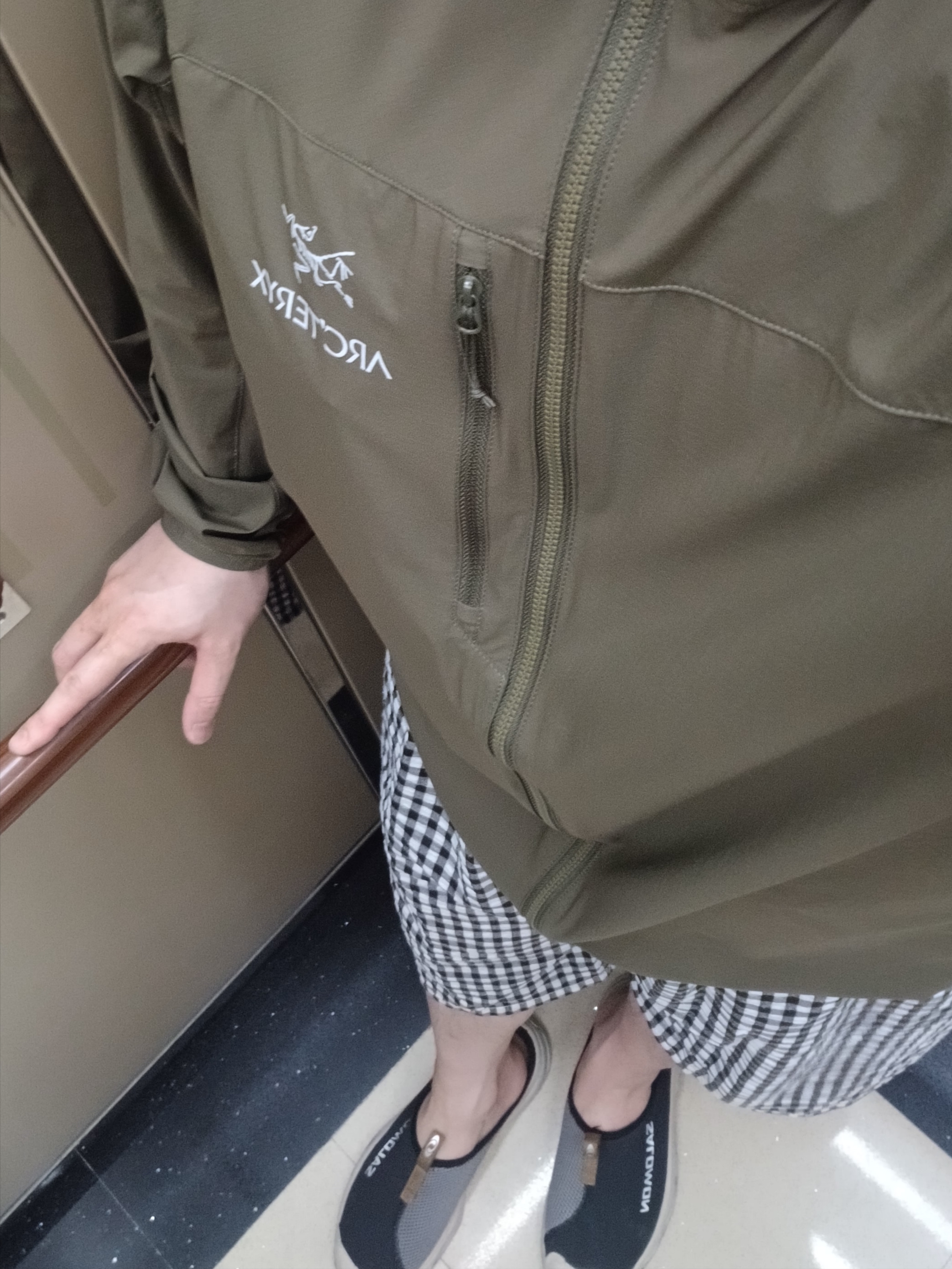 Arc'teryx Bird Word Cap 24K Black, Arc'teryx Kragg SL Cotton Blurred Bird SS T-Shirt Black Dynasty 착용 스타일 - 4