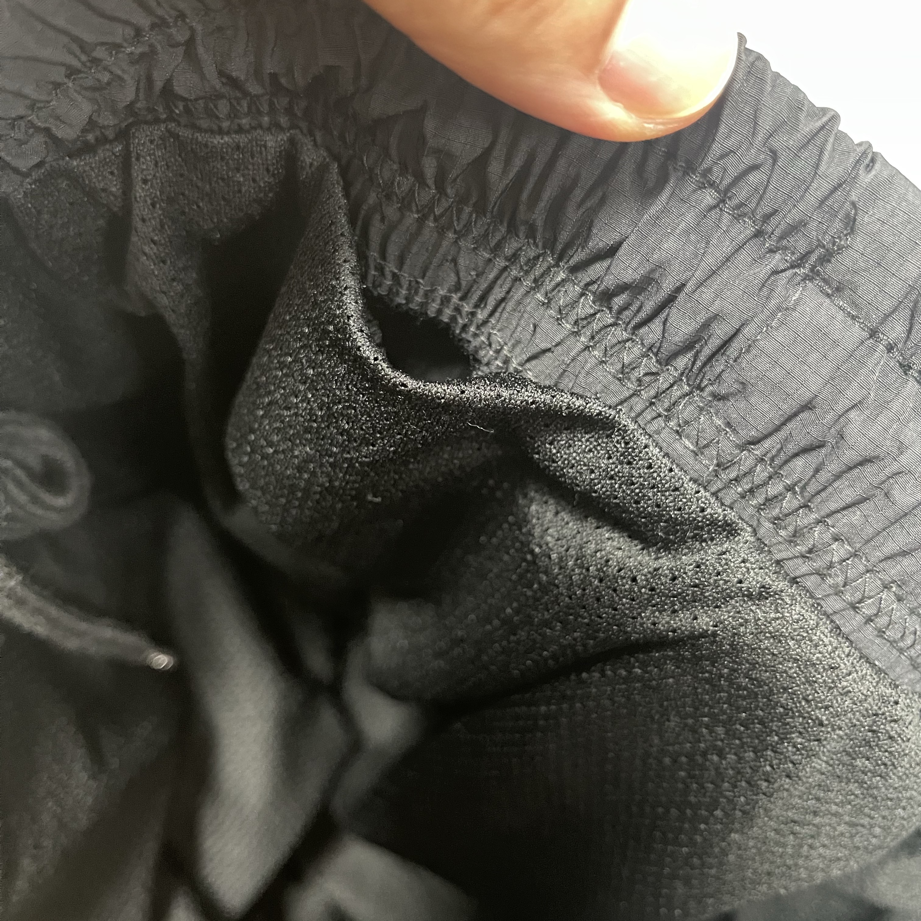 IAB Studio IAB Shorts Black 착용 스타일