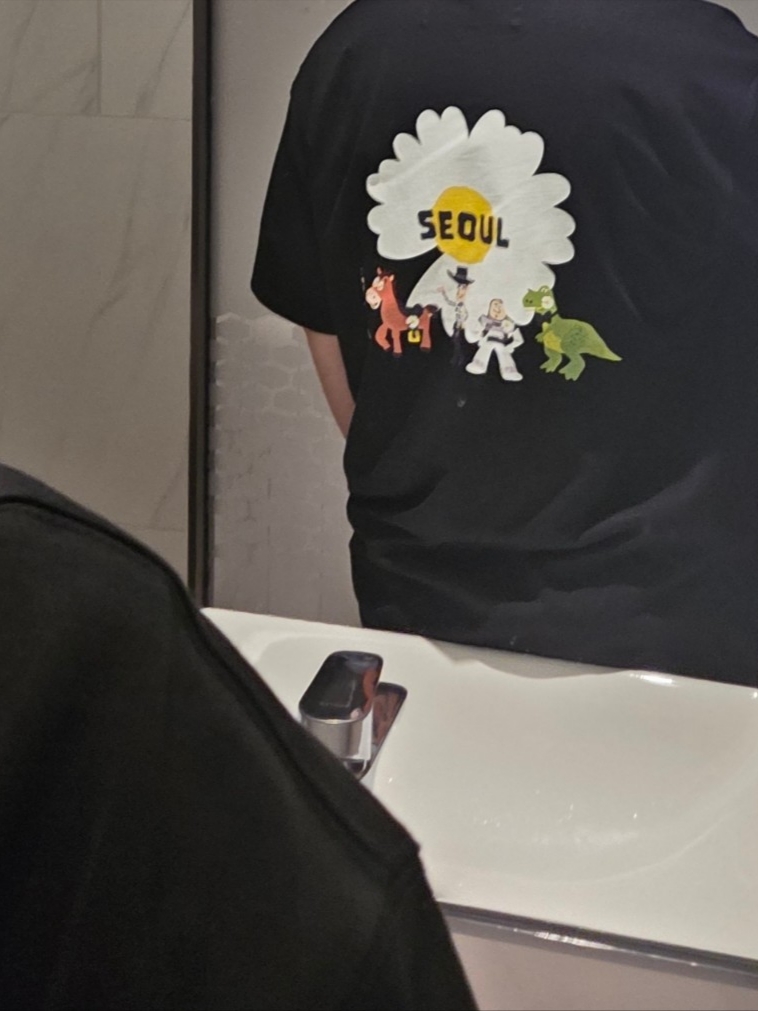 Peaceminusone x Toy Story The First Fan T-Shirt 01 Black 착용 스타일