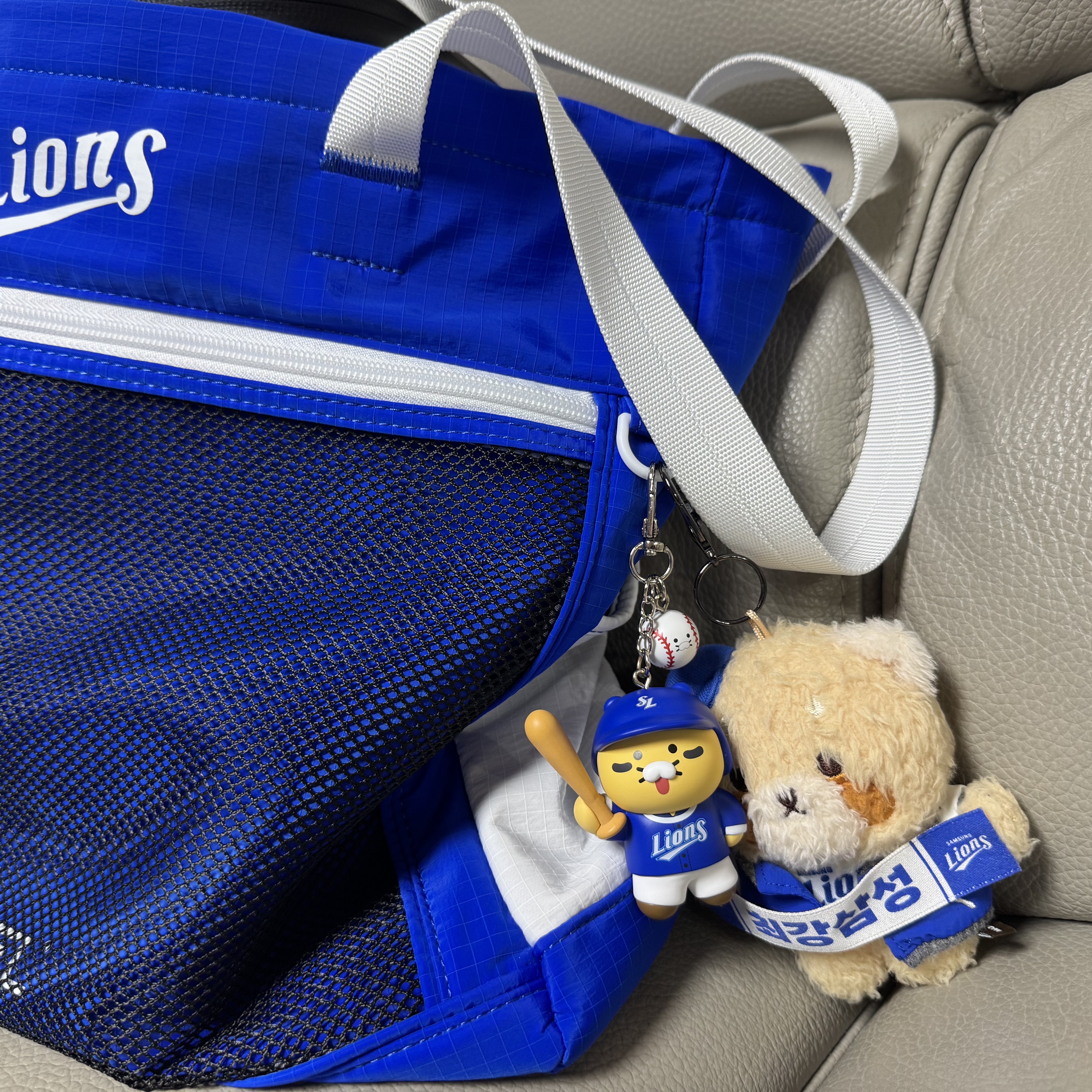 Samsung Lions x Kakao Friends Tanning Figure Keyring Chunsik 착용 스타일