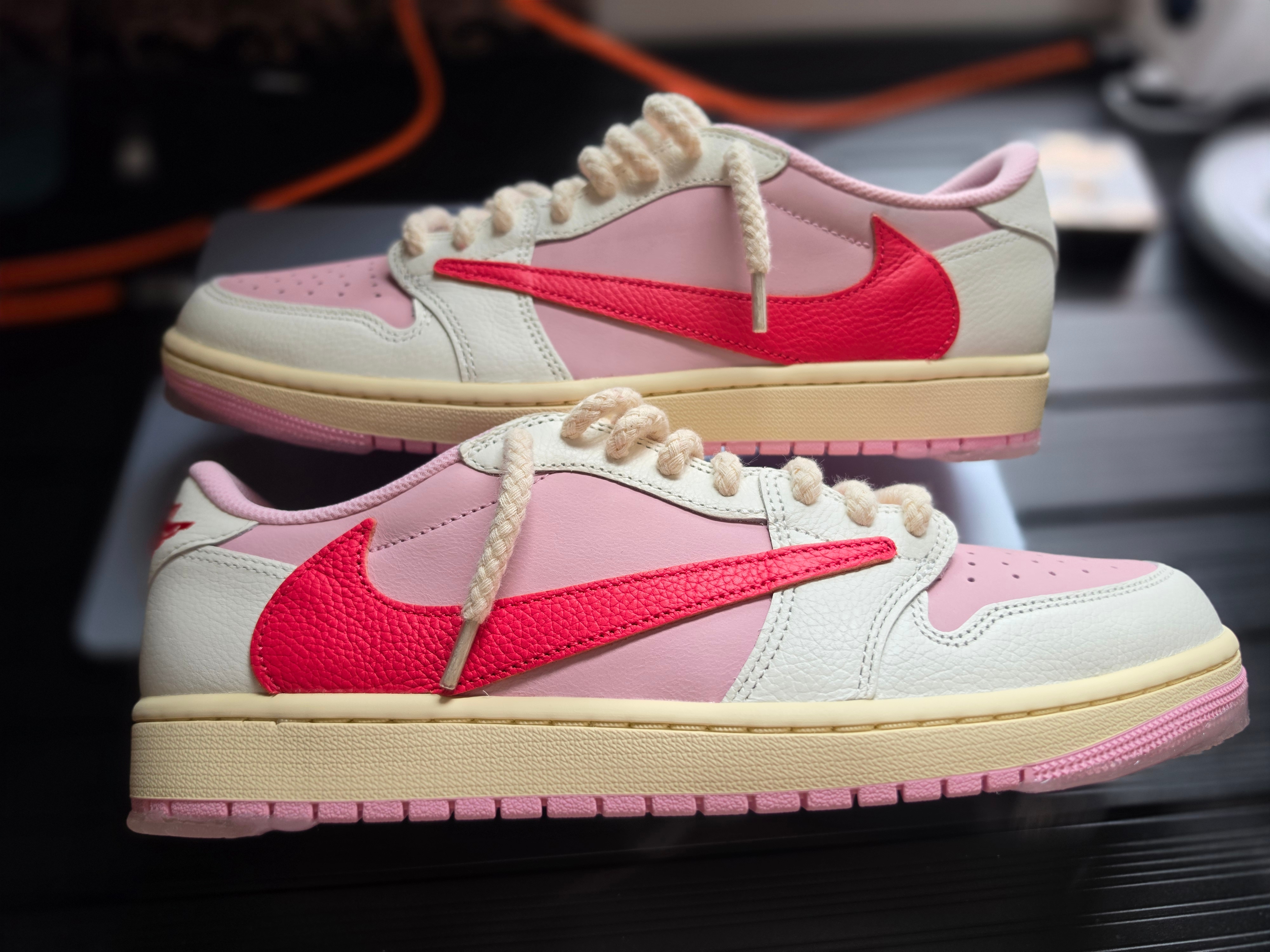 Jordan 1 x Travis Scott Retro Low OG SP Sail Tropical Pink 착용 스타일 - 2