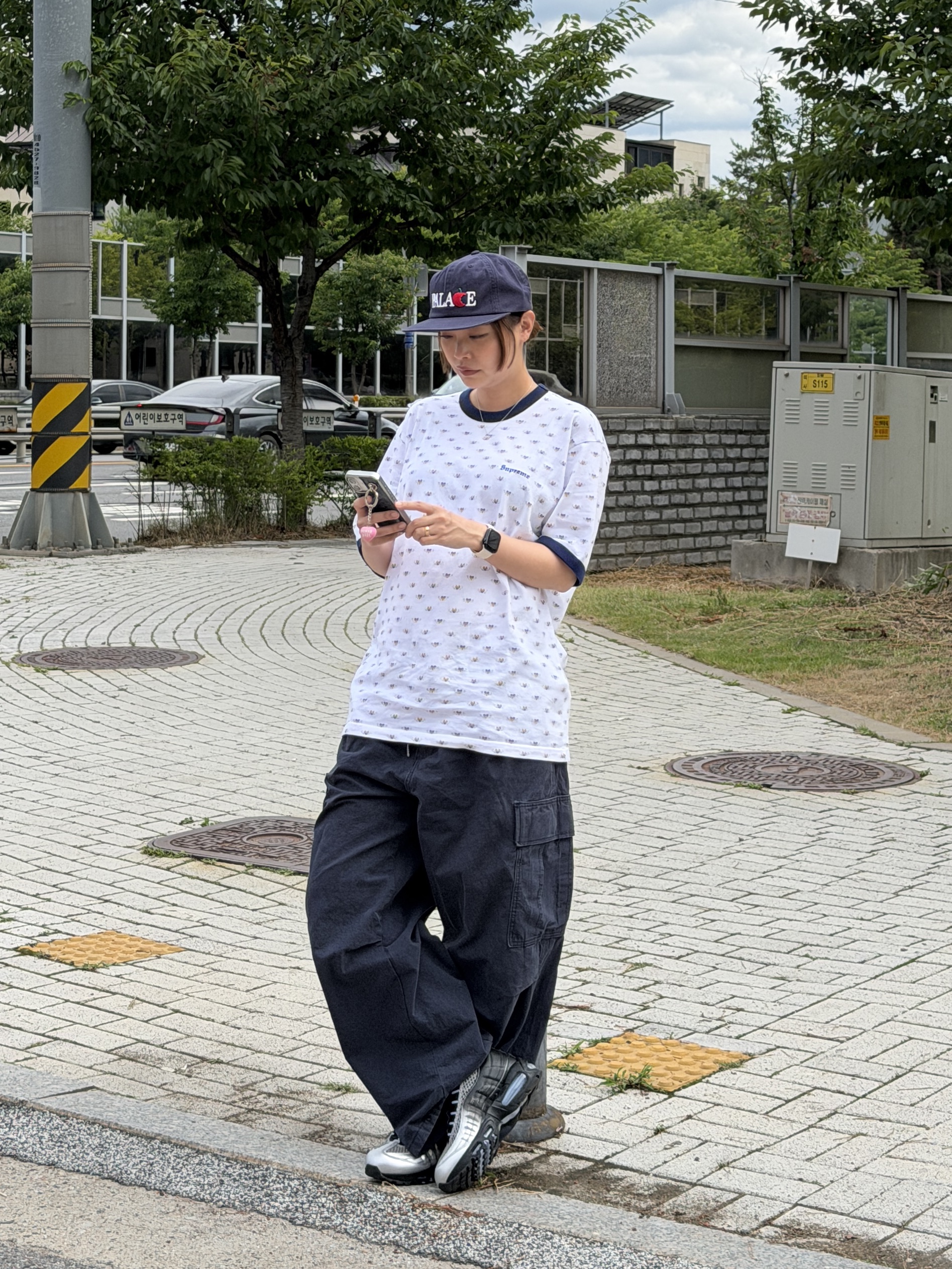 Supreme Hearts Intarsia Ringer T-Shirt White - 26SS, Palace Big Apple Pal Hat Navy - 26SS 착용 스타일 - 3