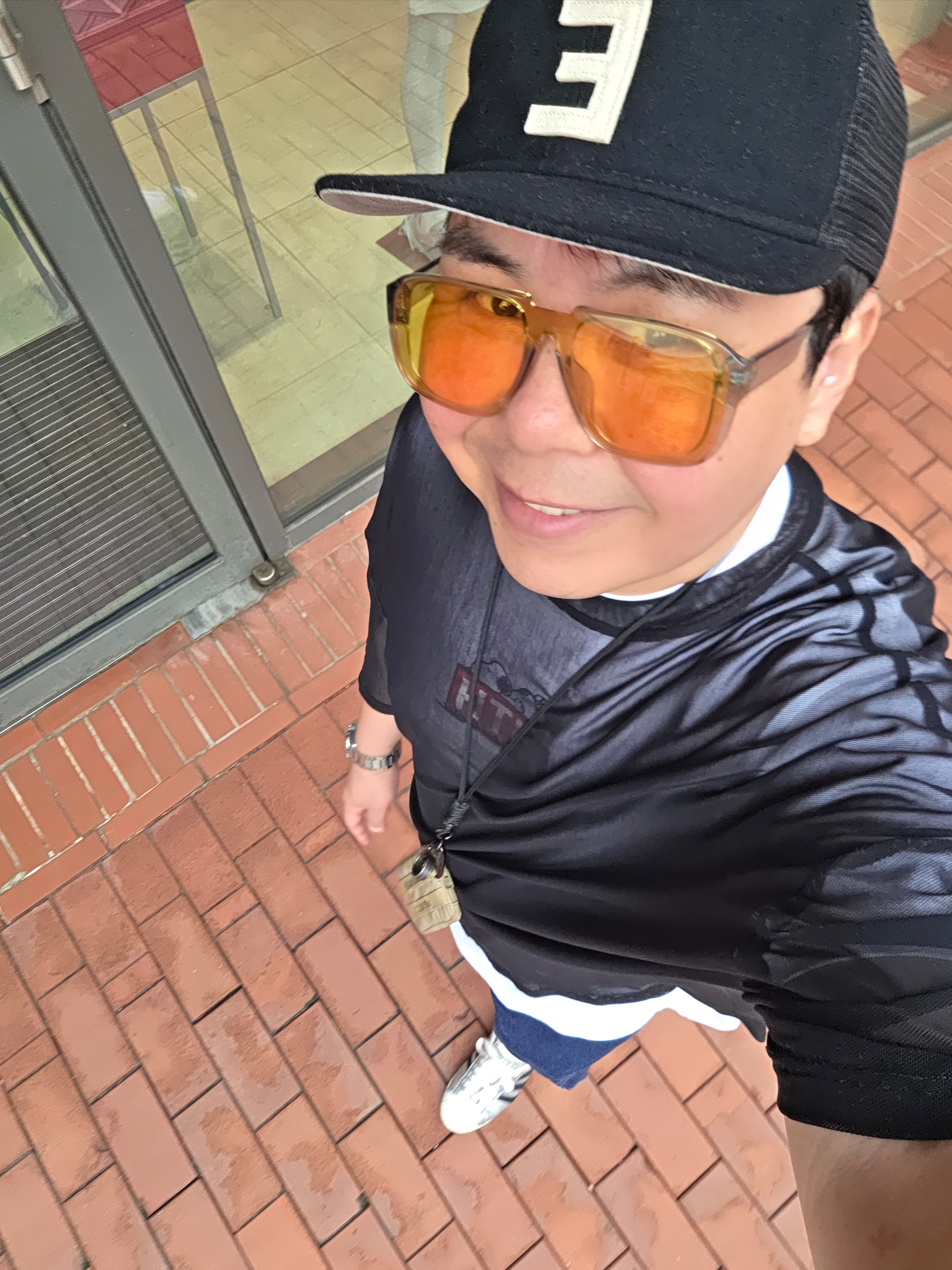 Essentials x New Era E Trucker Cap Black, Kith x Peanuts Doghouse Classic Logo T-Shirt White 착용 스타일 - 3