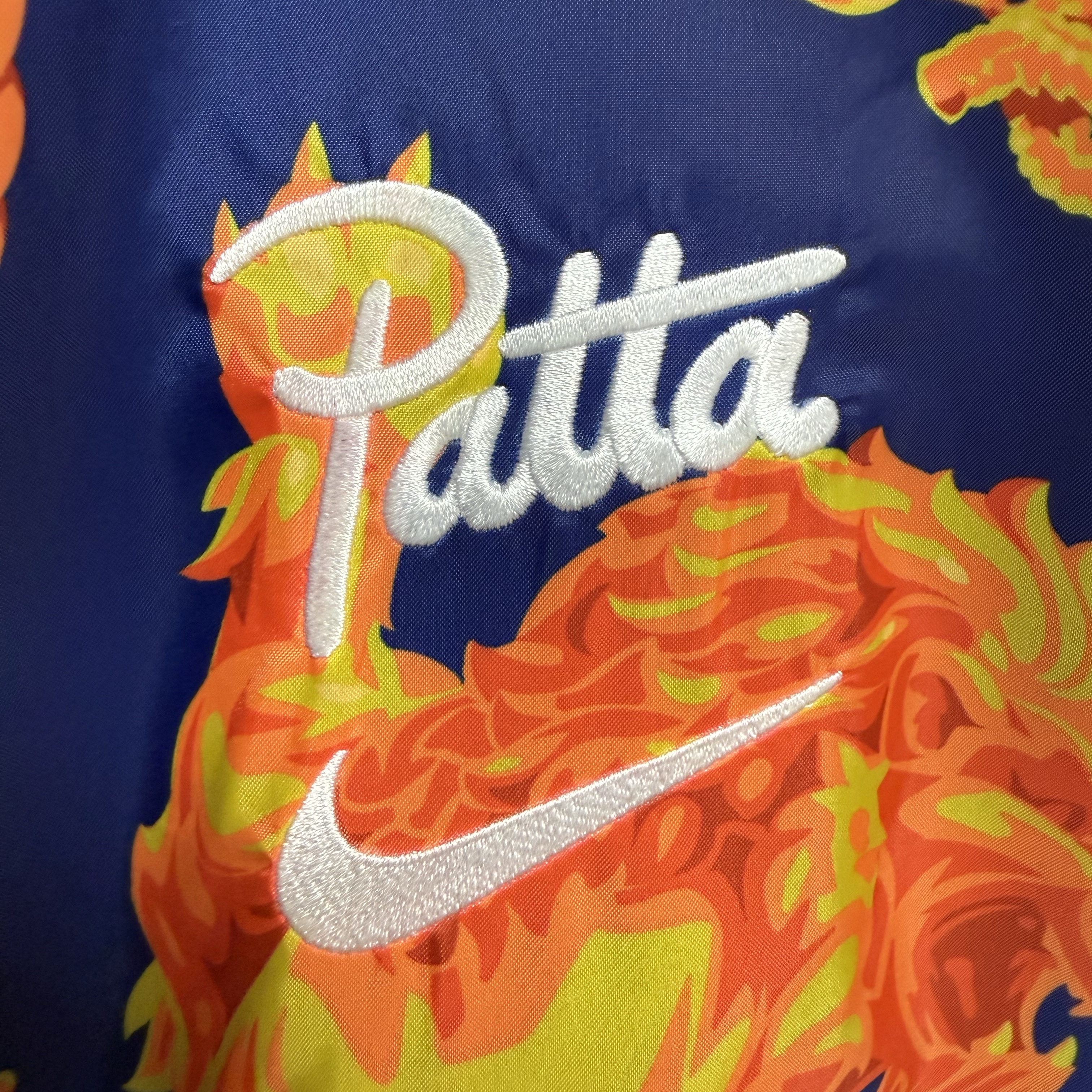 Nike x Patta Netherlands Anthem Jacket Deep Royal Blue White (IH1617-455), Nike x Slawn Nigeria Soccer Anthem Jacket Black (IH1626-010) 착용 스타일 - 2