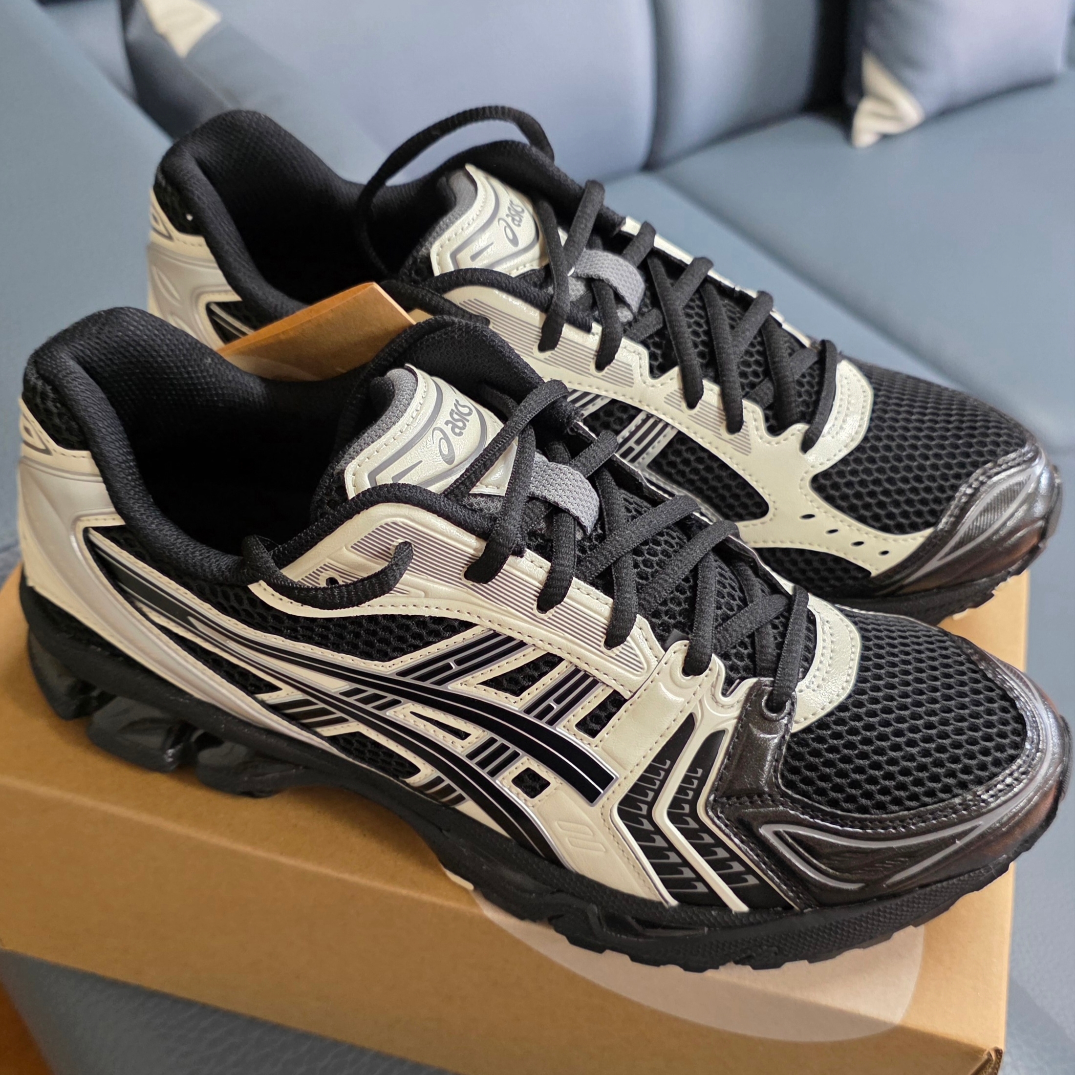 Asics Gel-Kayano 14 Black Cream 착용 스타일
