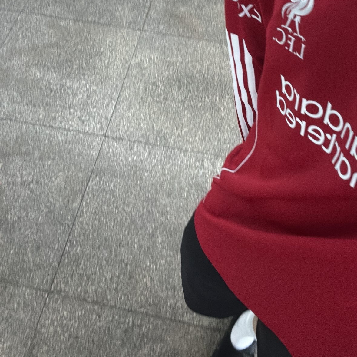 Adidas Liverpool FC 2025/26 Home Long Sleeve Jersey Strawberry Red - KR Sizing (Non Marking Ver.) 착용 스타일 - 1