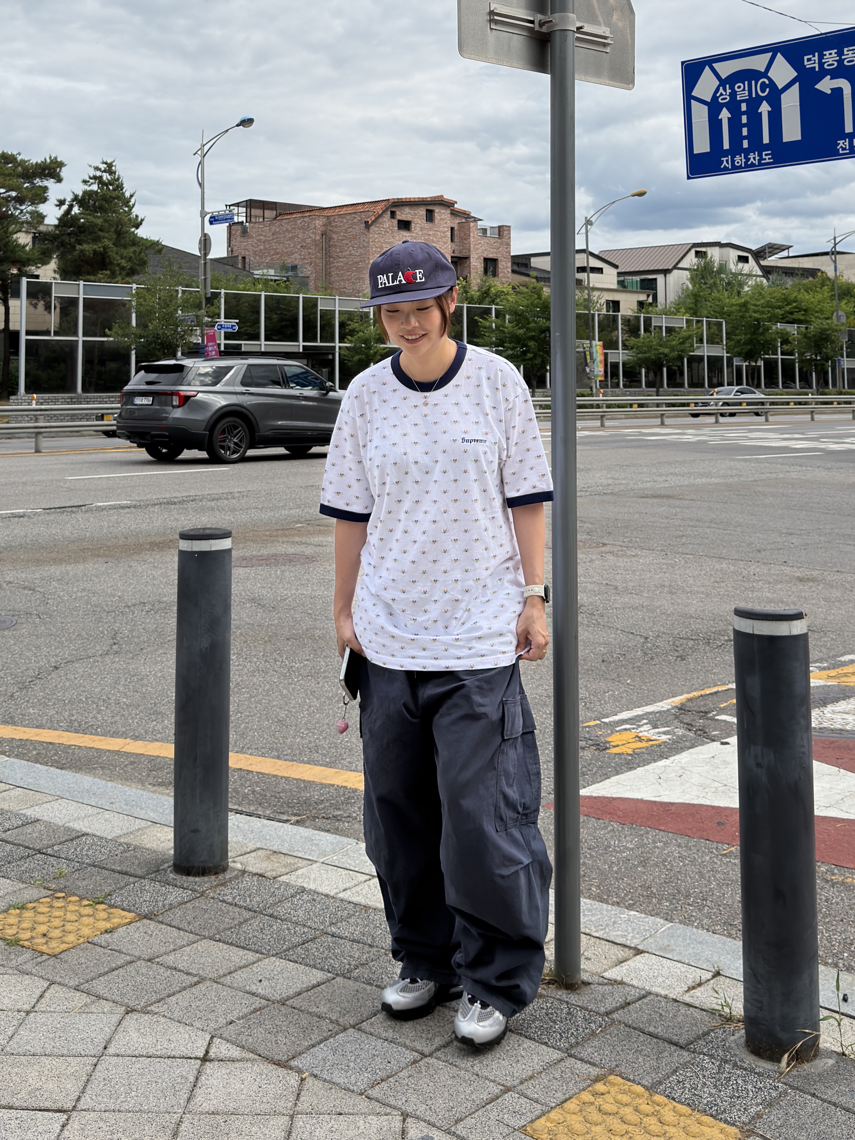 Supreme Hearts Intarsia Ringer T-Shirt White - 26SS, Palace Big Apple Pal Hat Navy - 26SS 착용 스타일 - 2