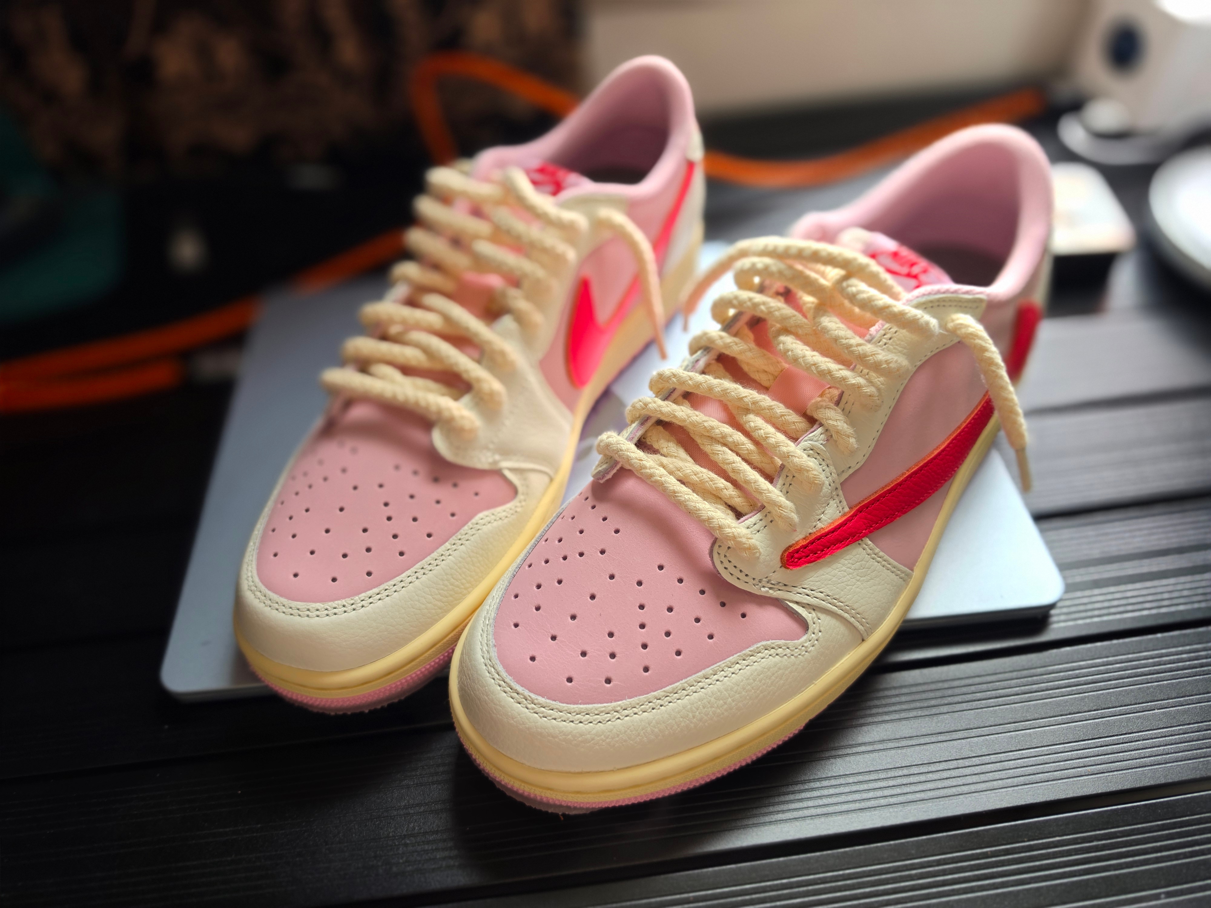Jordan 1 x Travis Scott Retro Low OG SP Sail Tropical Pink 착용 스타일 - 1