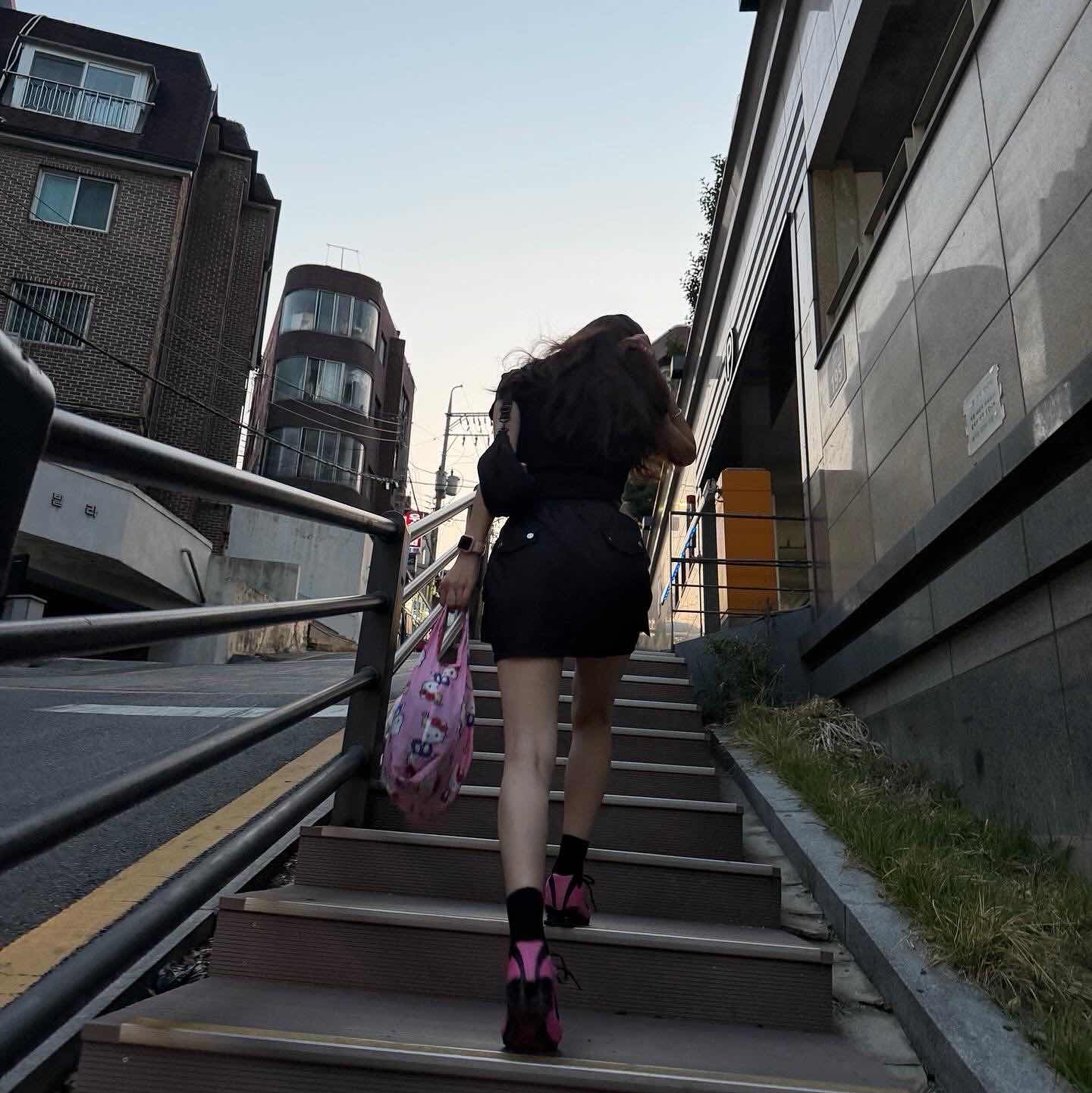 (W) Nike Shox Z Pinksicle Black, Nike Gym Club Duffle Bag 24L Elemental Pink White 착용 스타일 - 5