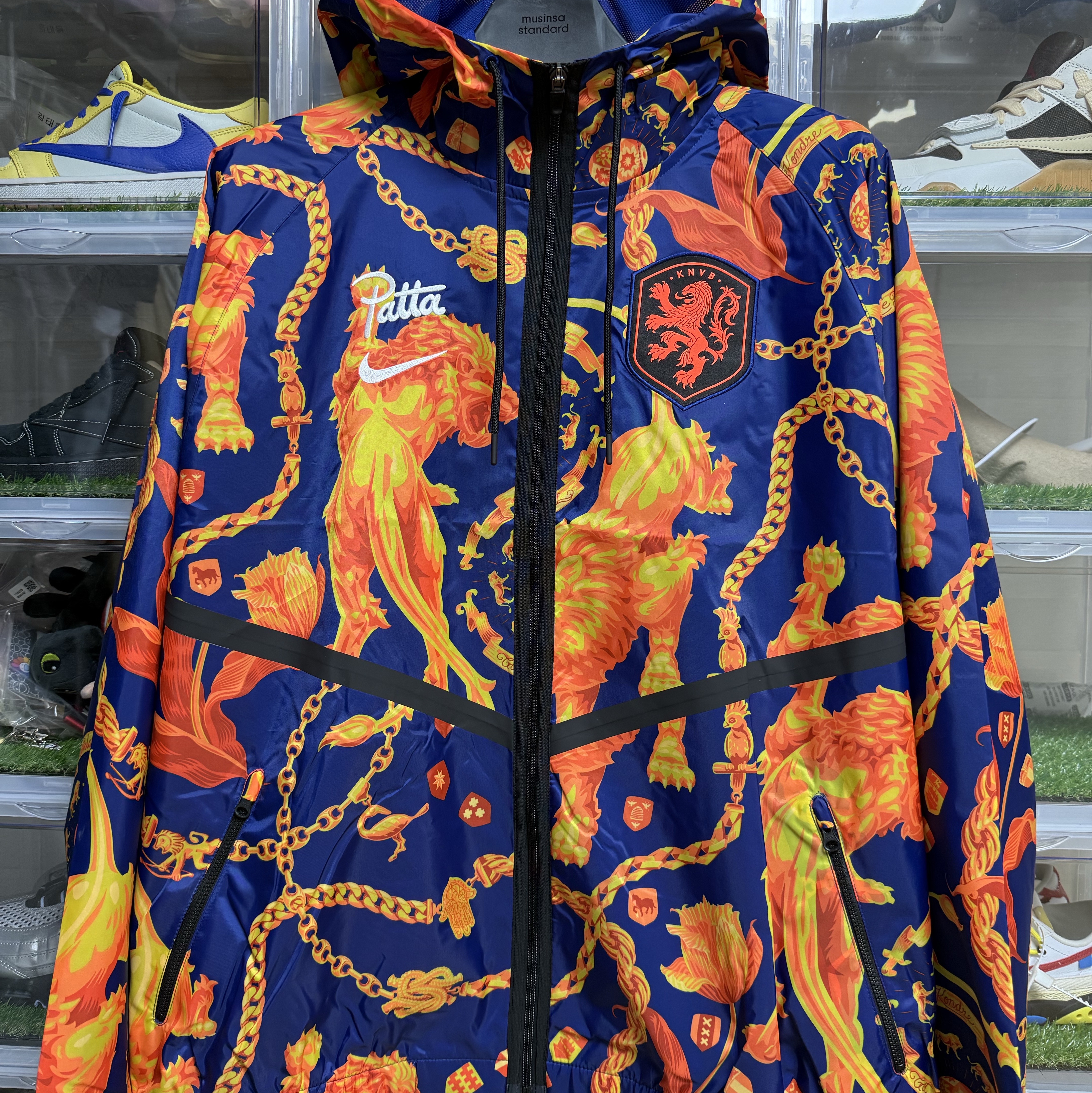 Nike x Patta Netherlands Anthem Jacket Deep Royal Blue White (IH1617-455), Nike x Slawn Nigeria Soccer Anthem Jacket Black (IH1626-010) 착용 스타일 - 1