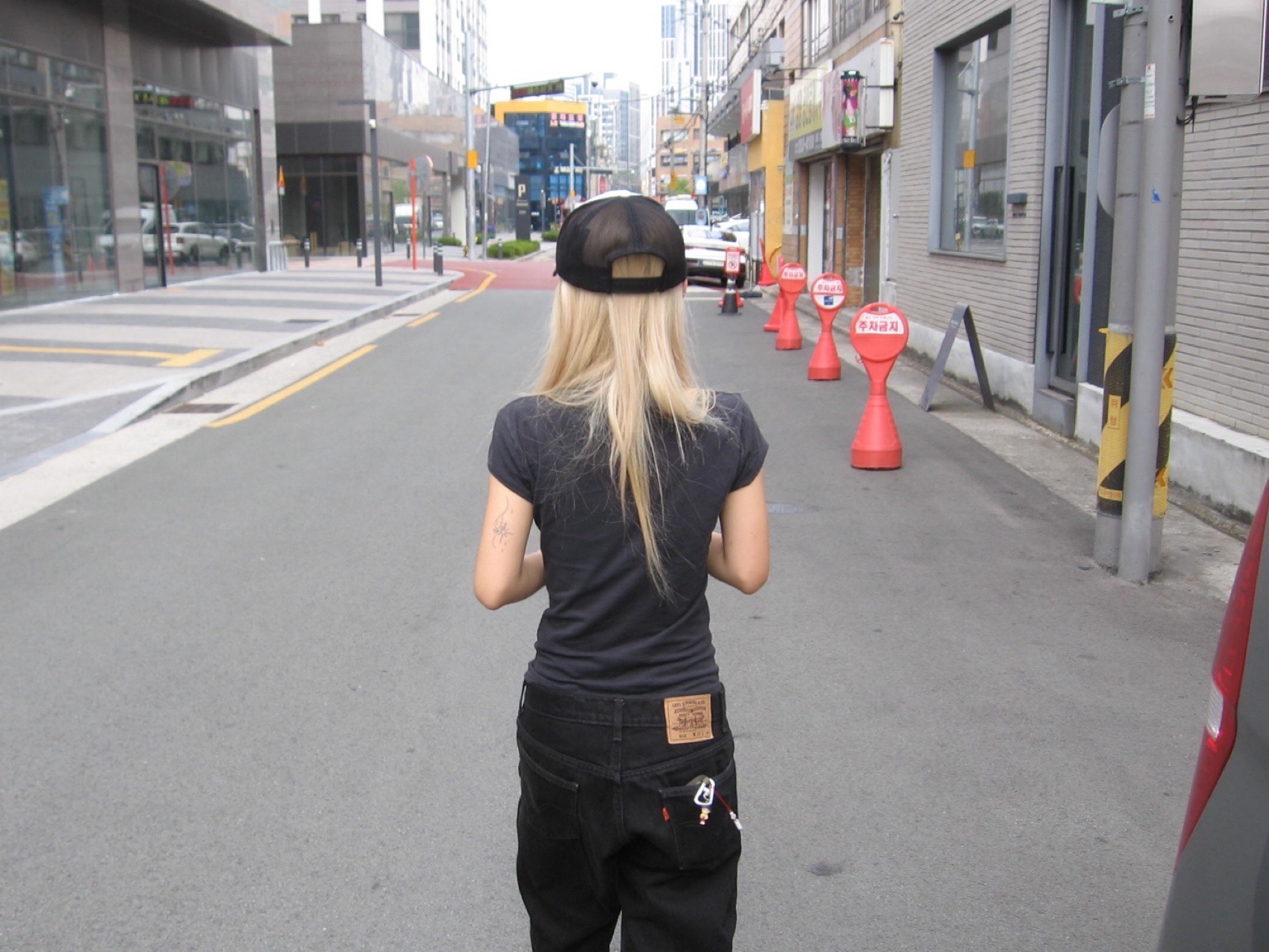 Open Yy x Hello Kitty Trucker Cap Black 착용 스타일