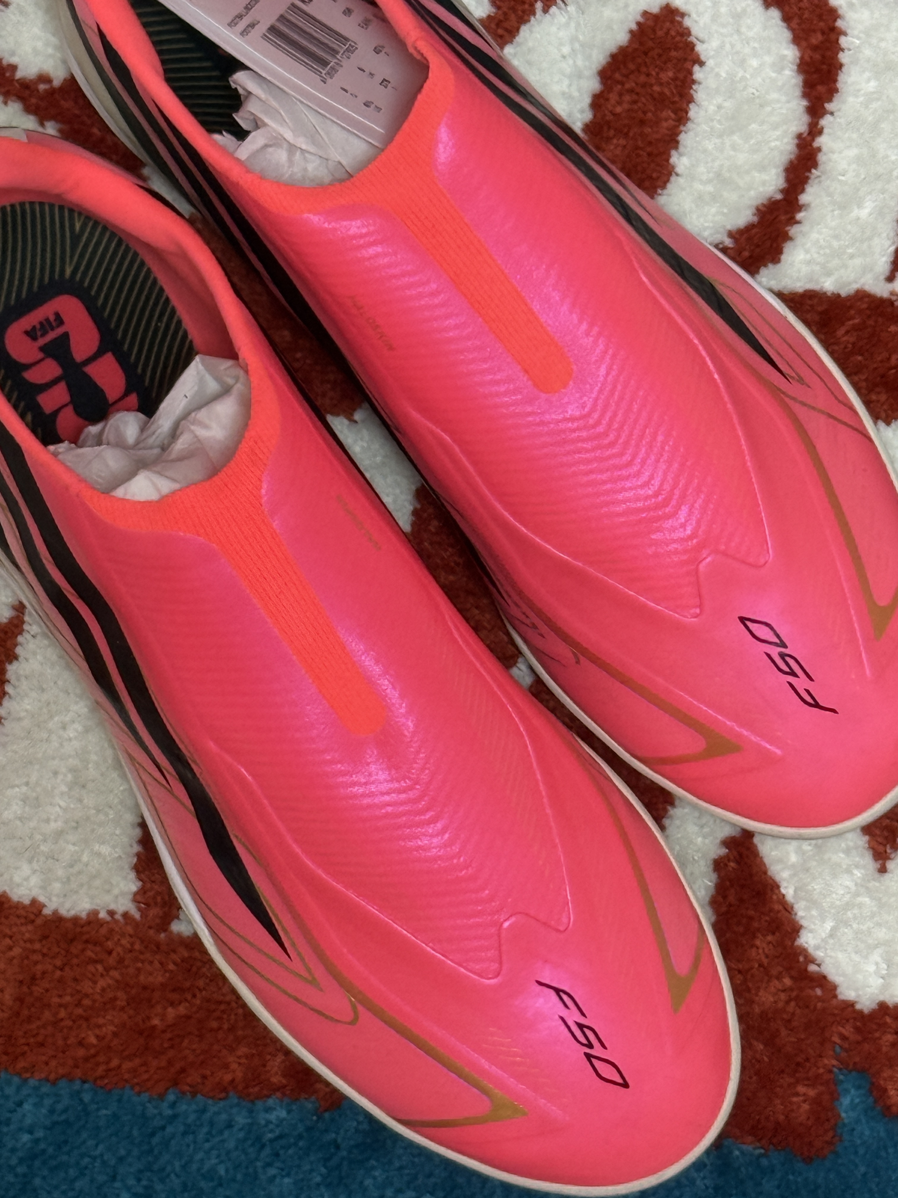Adidas F50 Hyperfast League Laceless TF Solar Turbo Core Black, Adidas Predator Goalkeeper Gloves Match White Lucid Red 착용 스타일 - 5