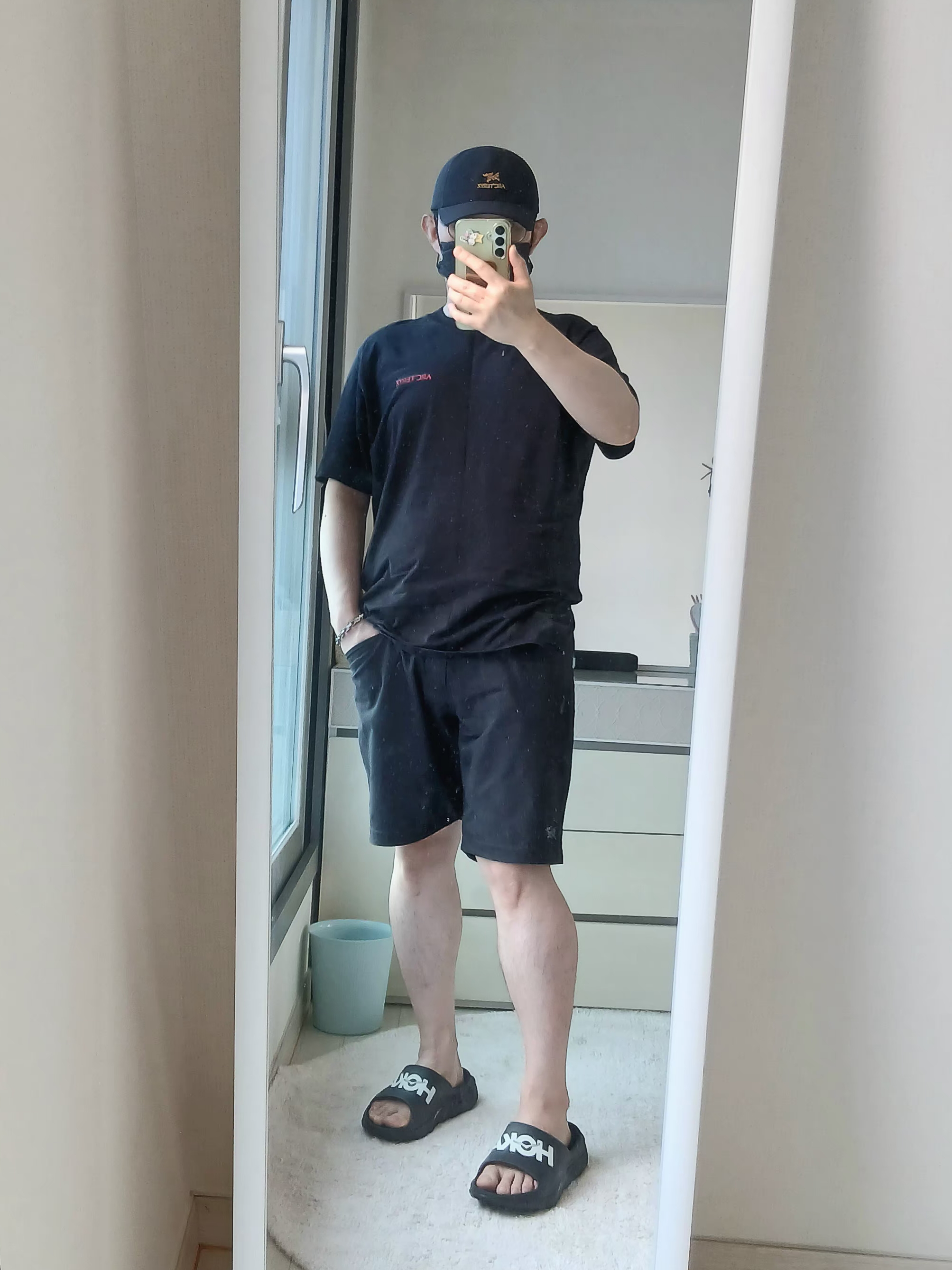 Arc'teryx Bird Word Cap 24K Black, Arc'teryx Kragg SL Cotton Blurred Bird SS T-Shirt Black Dynasty 착용 스타일 - 2