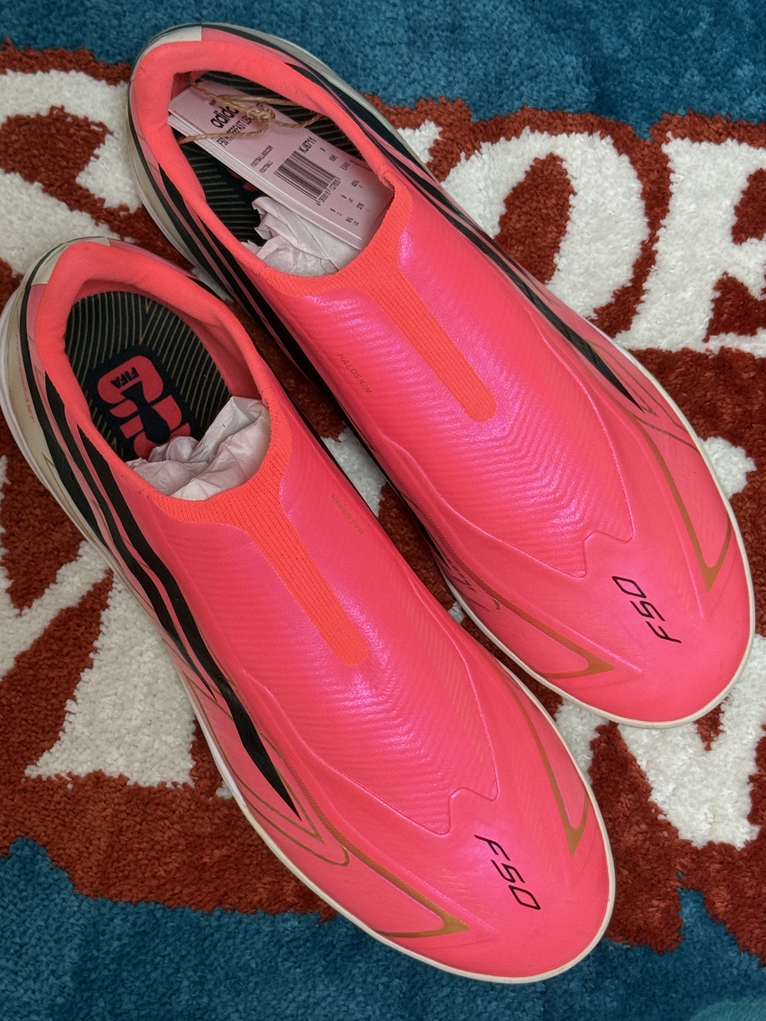 Adidas F50 Hyperfast League Laceless TF Solar Turbo Core Black, Adidas Predator Goalkeeper Gloves Match White Lucid Red 착용 스타일 - 1