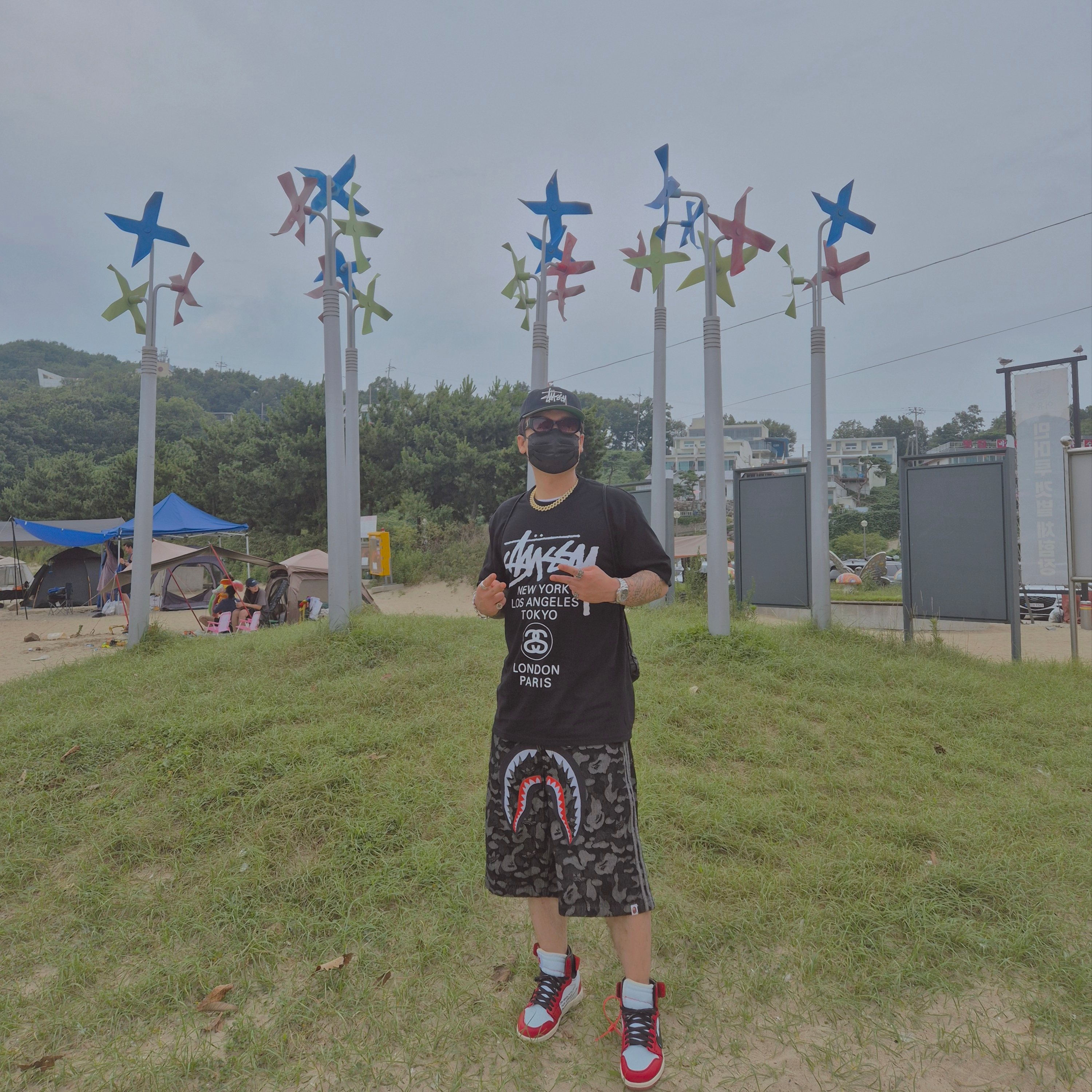 Stussy Low Profile Big Basic Snapback Black, Stussy World Tour T-Shirt Black 착용 스타일 - 2