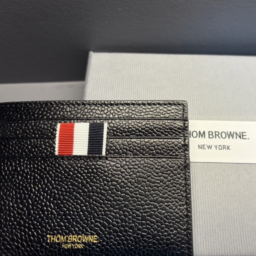 Thom Browne Pebble Grain Leather Stripe Note Compartment Card Holder Black 착용 스타일