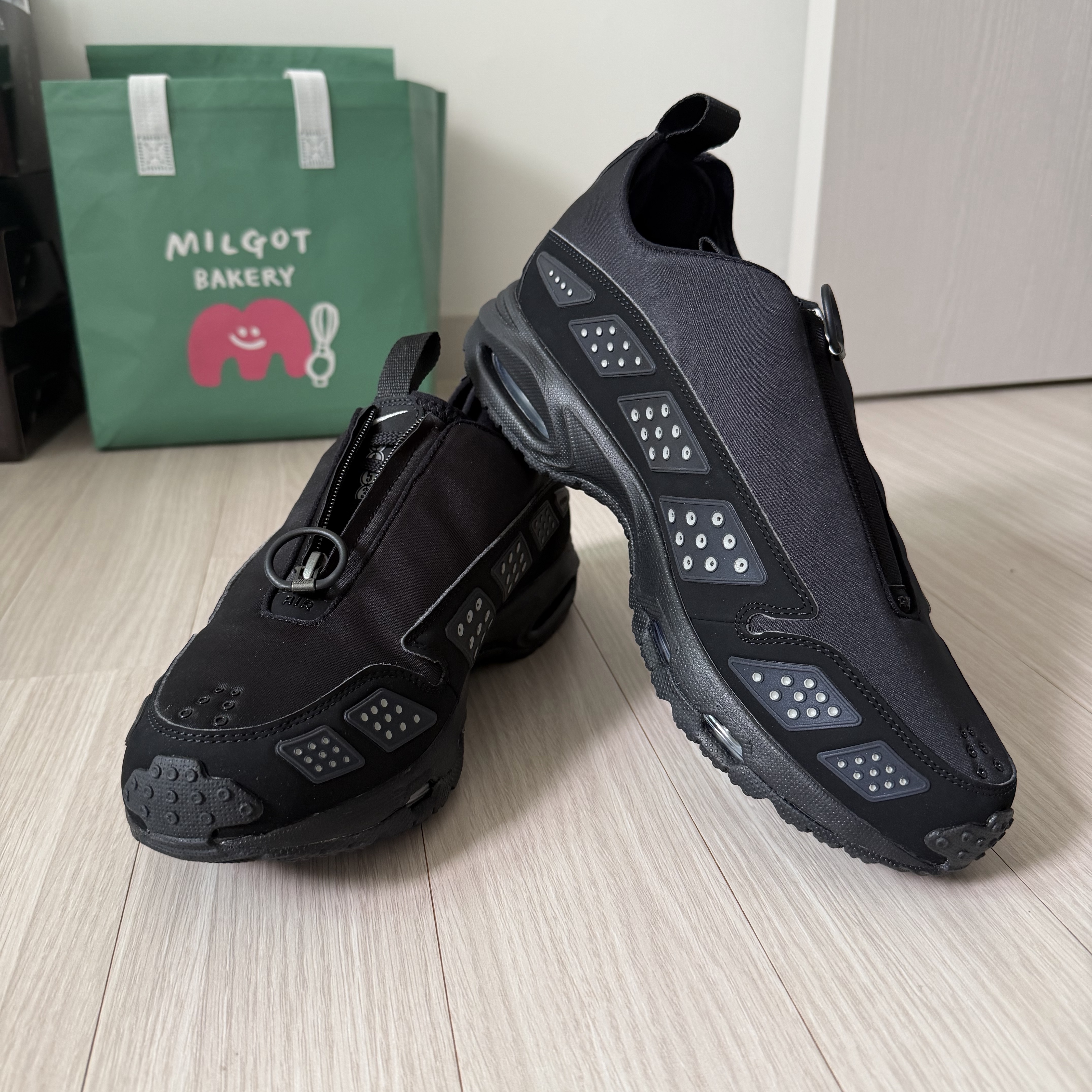 (W) Nike Air Max SNDR Black and Silver 착용 스타일