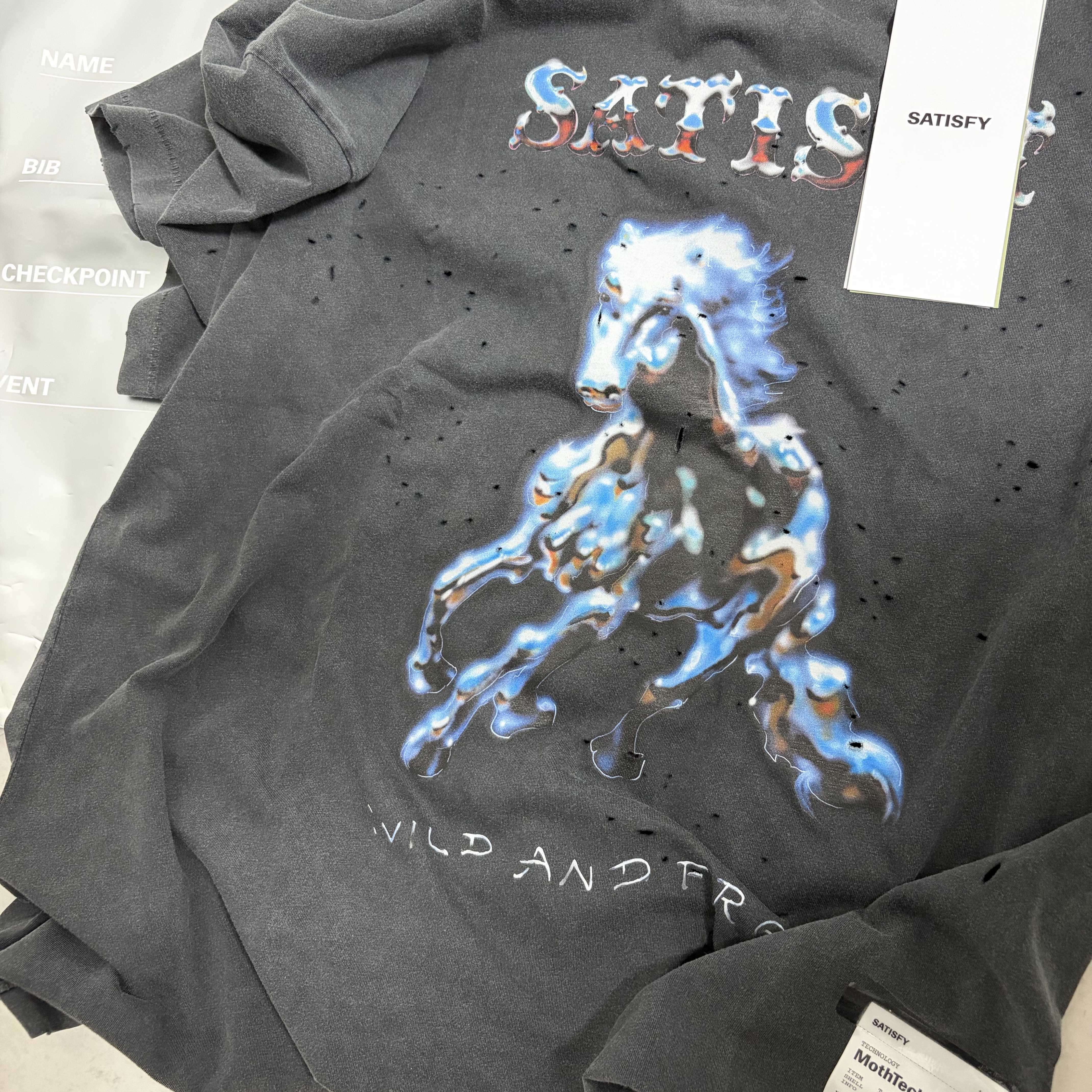Satisfy Mothtech T‑Shirt Aged Black 착용 스타일
